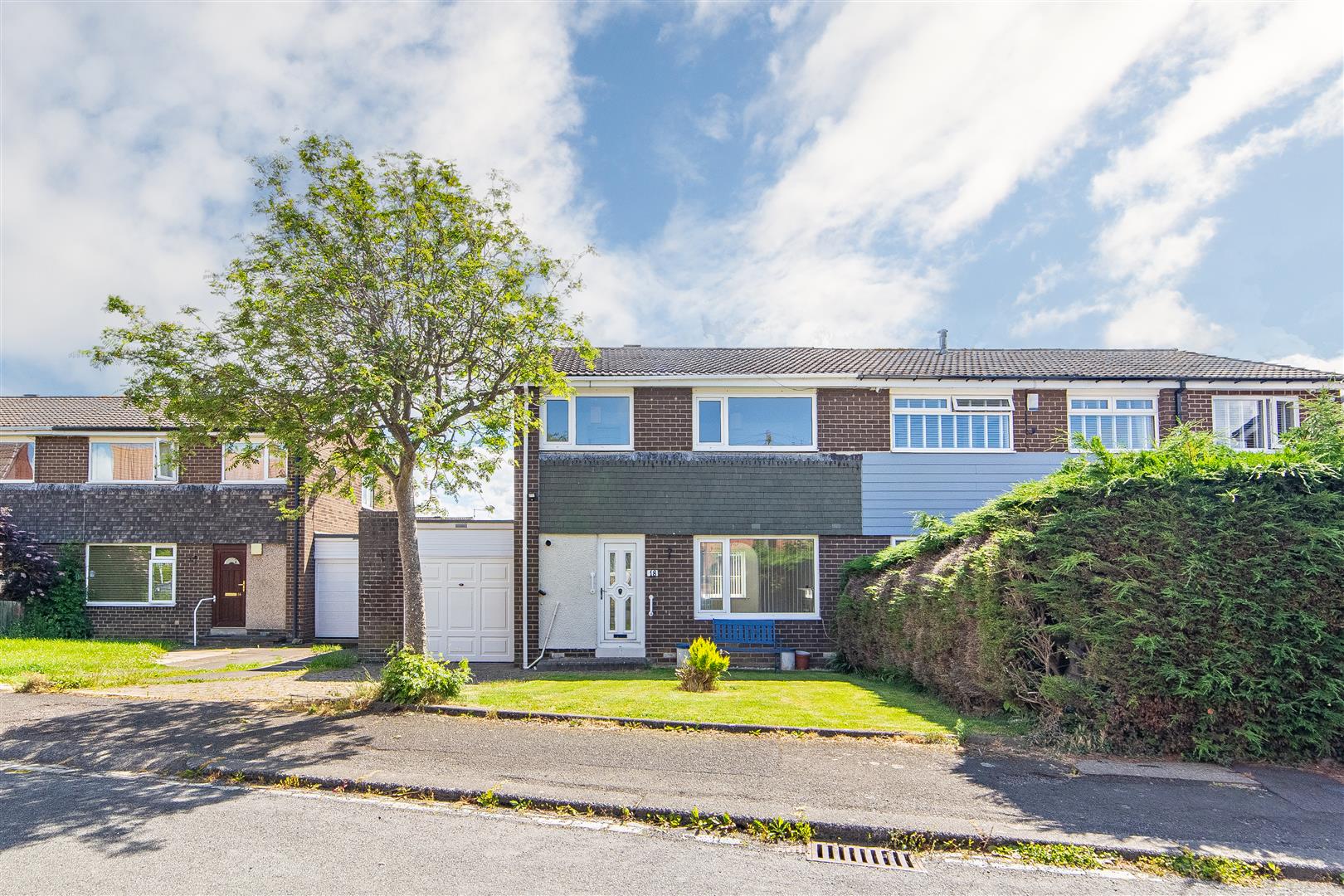 3 bedroom Semi-detached house Under Offer
