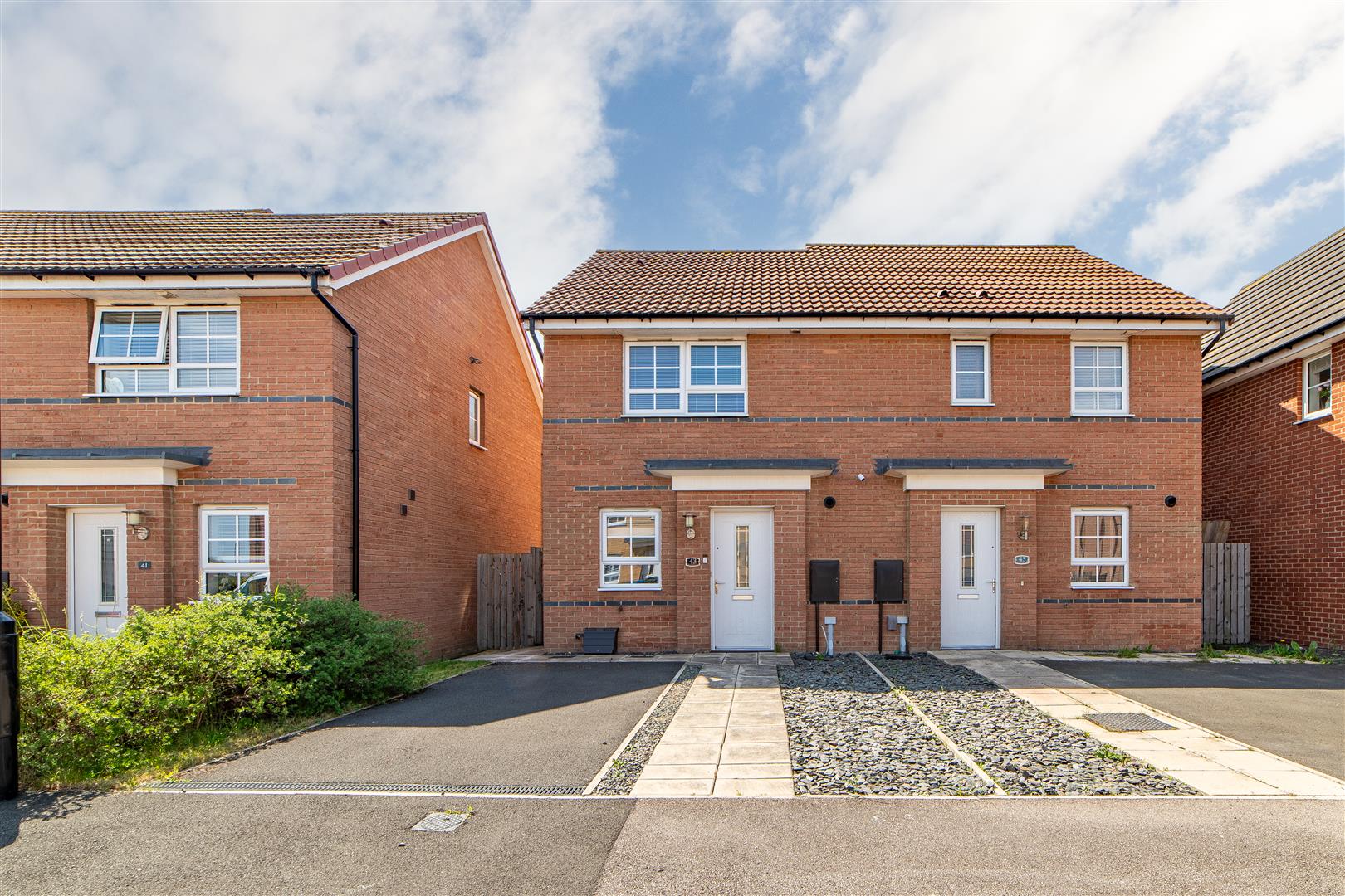 2 bedroom Semi-detached house Under Offer