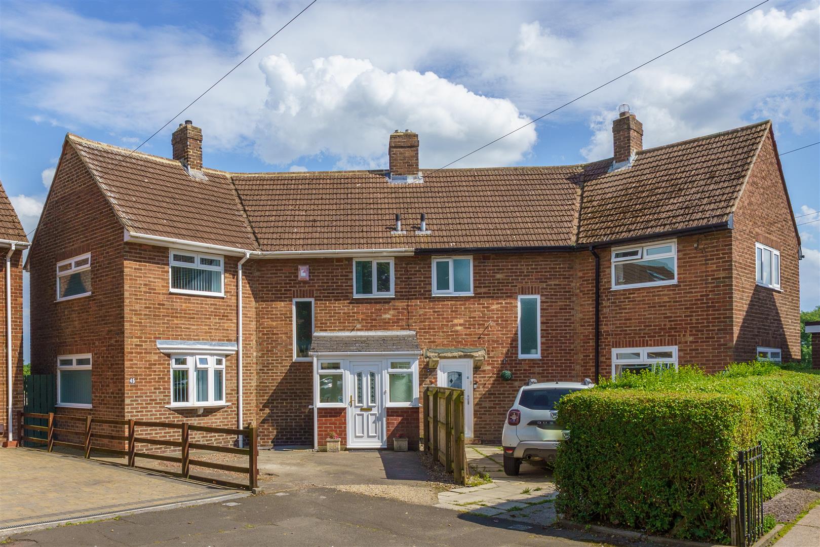 3 bedroom Semi-detached house Under Offer