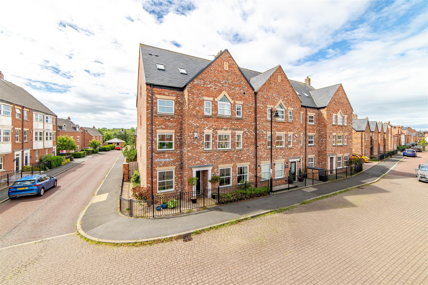 6 bedroom End of terrace house For Sale