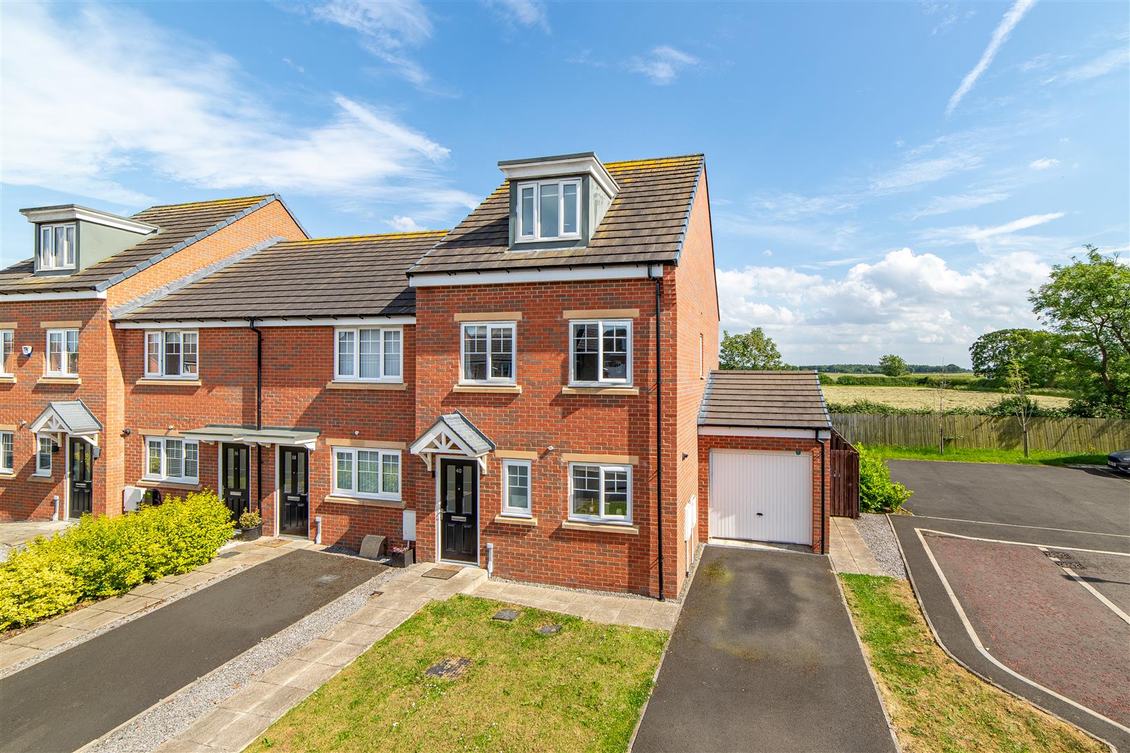 3 bedroom Semi-detached house Under Offer