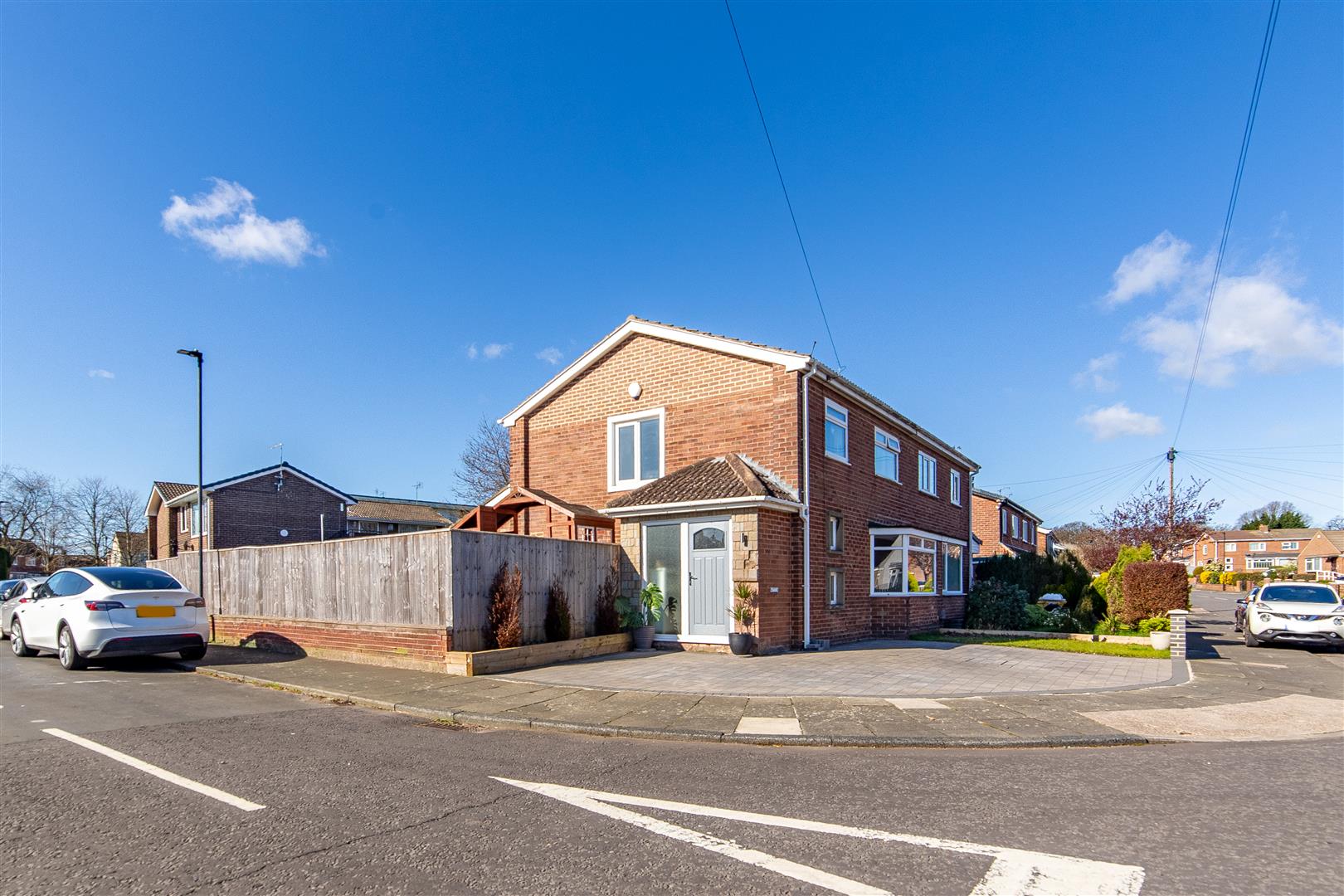 3 bedroom Semi-detached house Under Offer