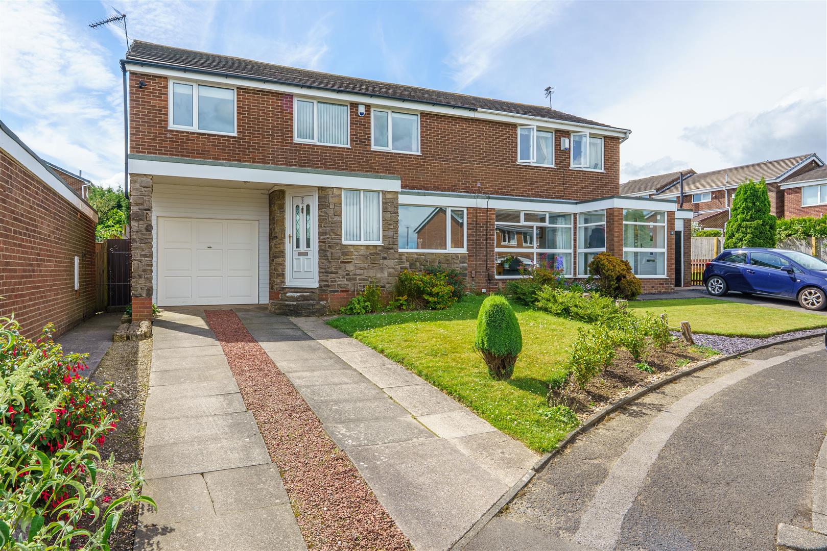 4 bedroom Semi-detached house Under Offer