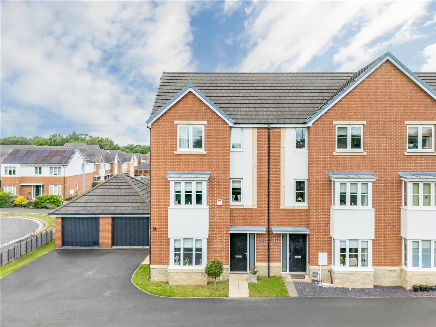 4 bedroom Semi-detached house Under Offer
