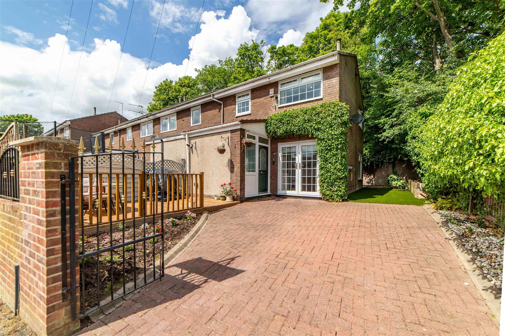 2 bedroom End of terrace house Under Offer