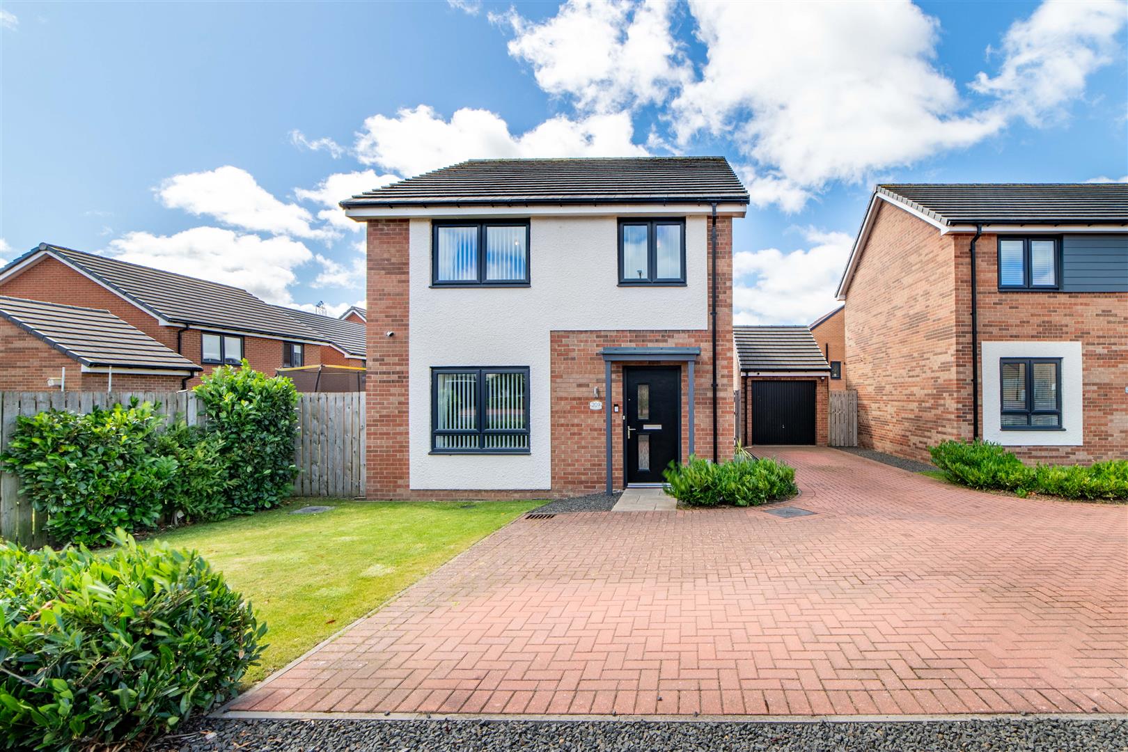 4 bedroom Detached house Under Offer