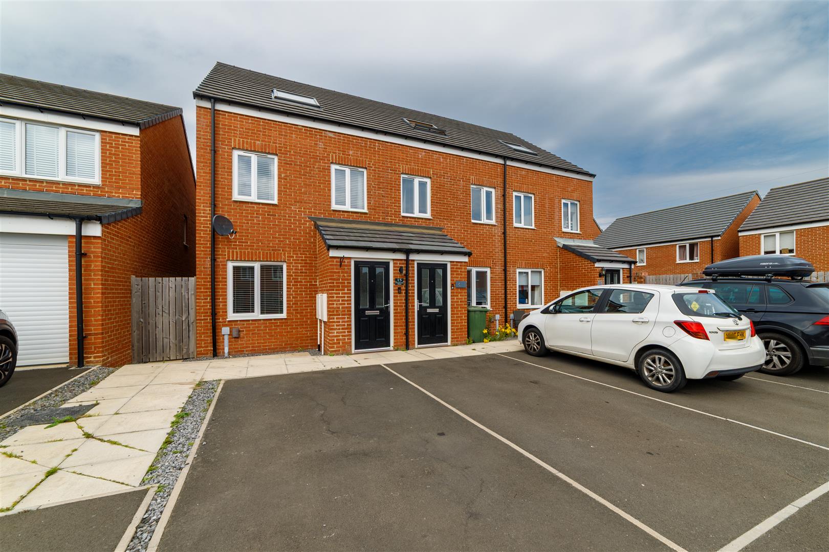 3 bedroom Semi-detached house For Sale