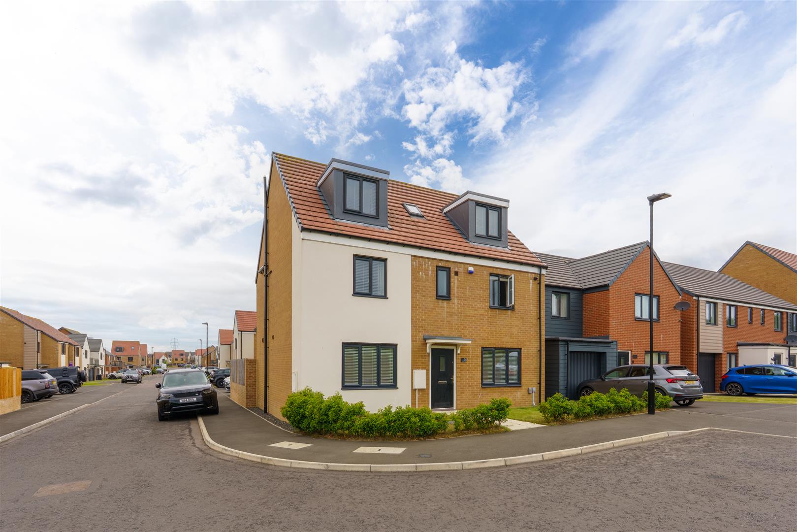 5 bedroom Detached house Under Offer