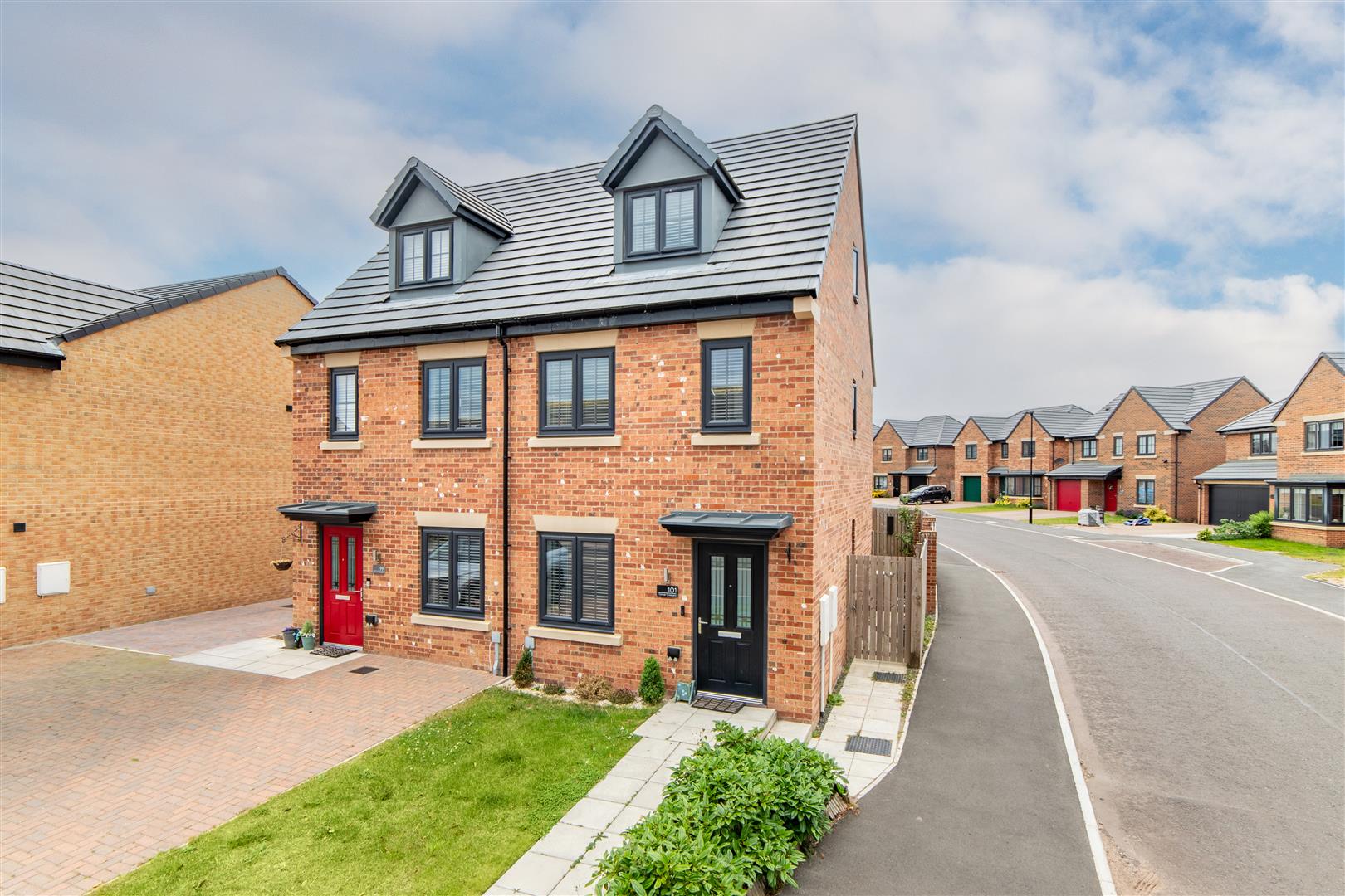 3 bedroom Semi-detached house For Sale