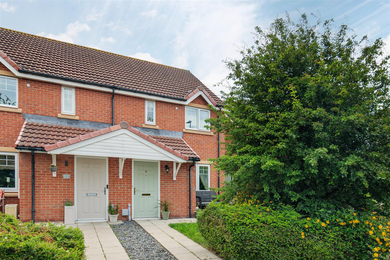 2 bedroom Semi-detached house Under Offer