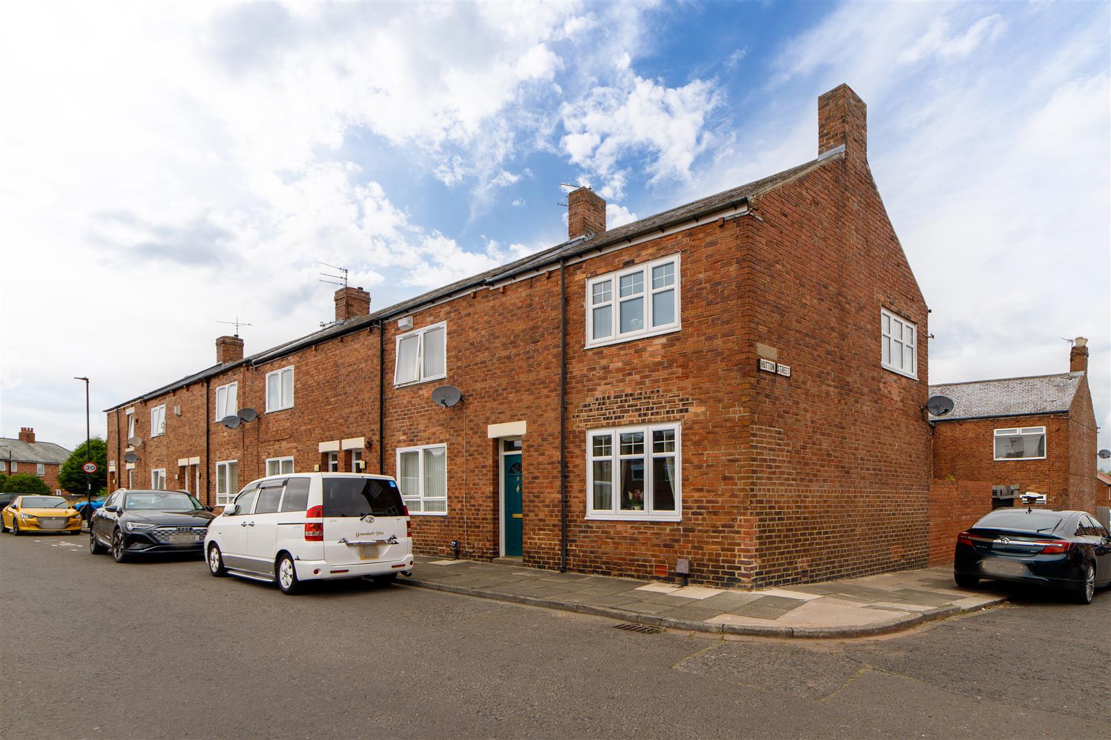 2 bedroom End of terrace house Under Offer