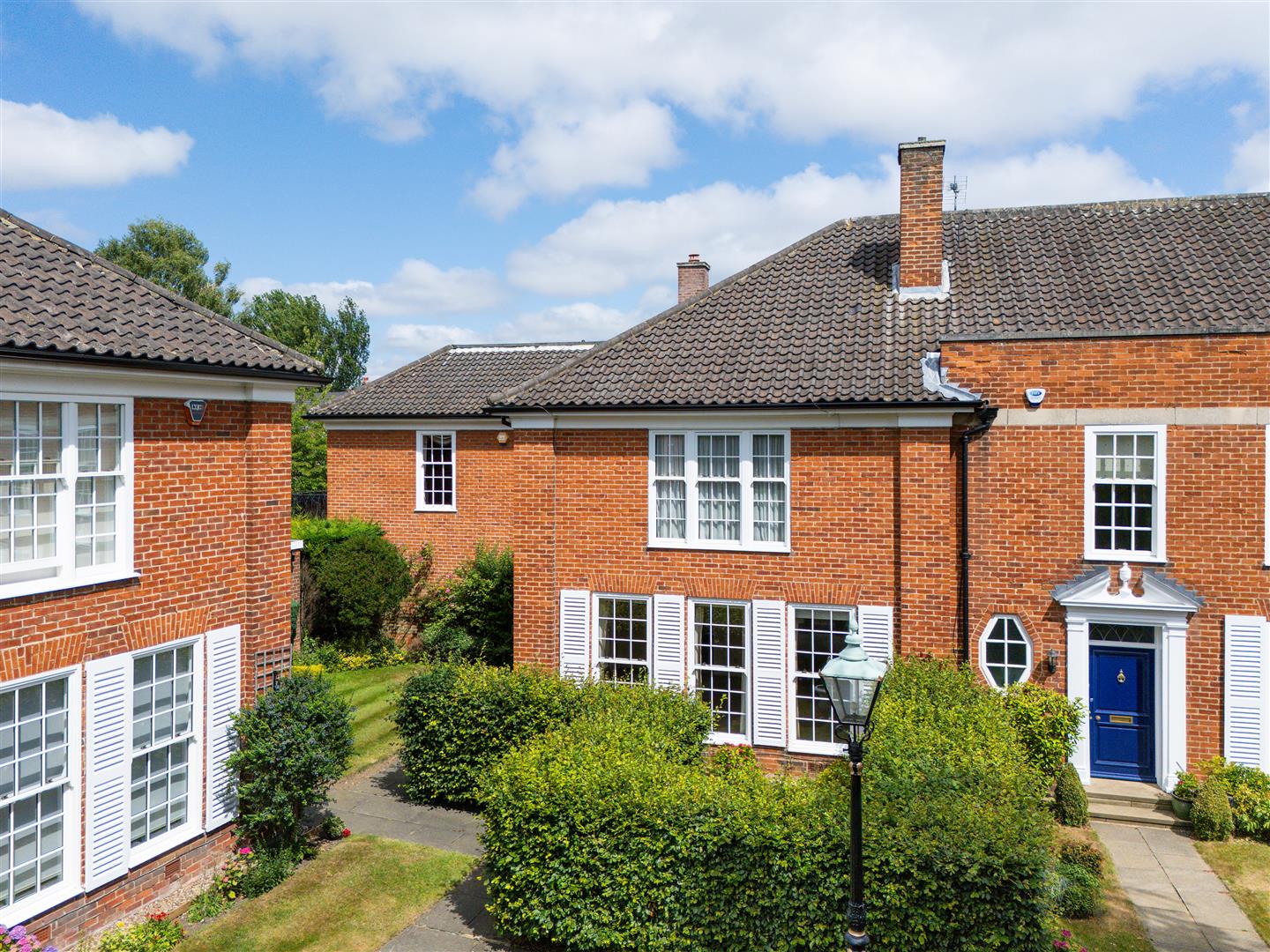 4 bedroom End of terrace house Under Offer
