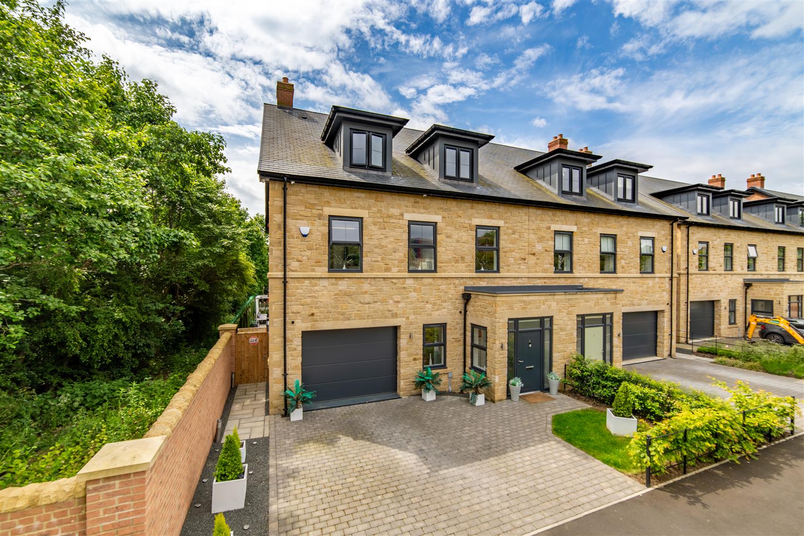 5 bedroom Semi-detached house For Sale