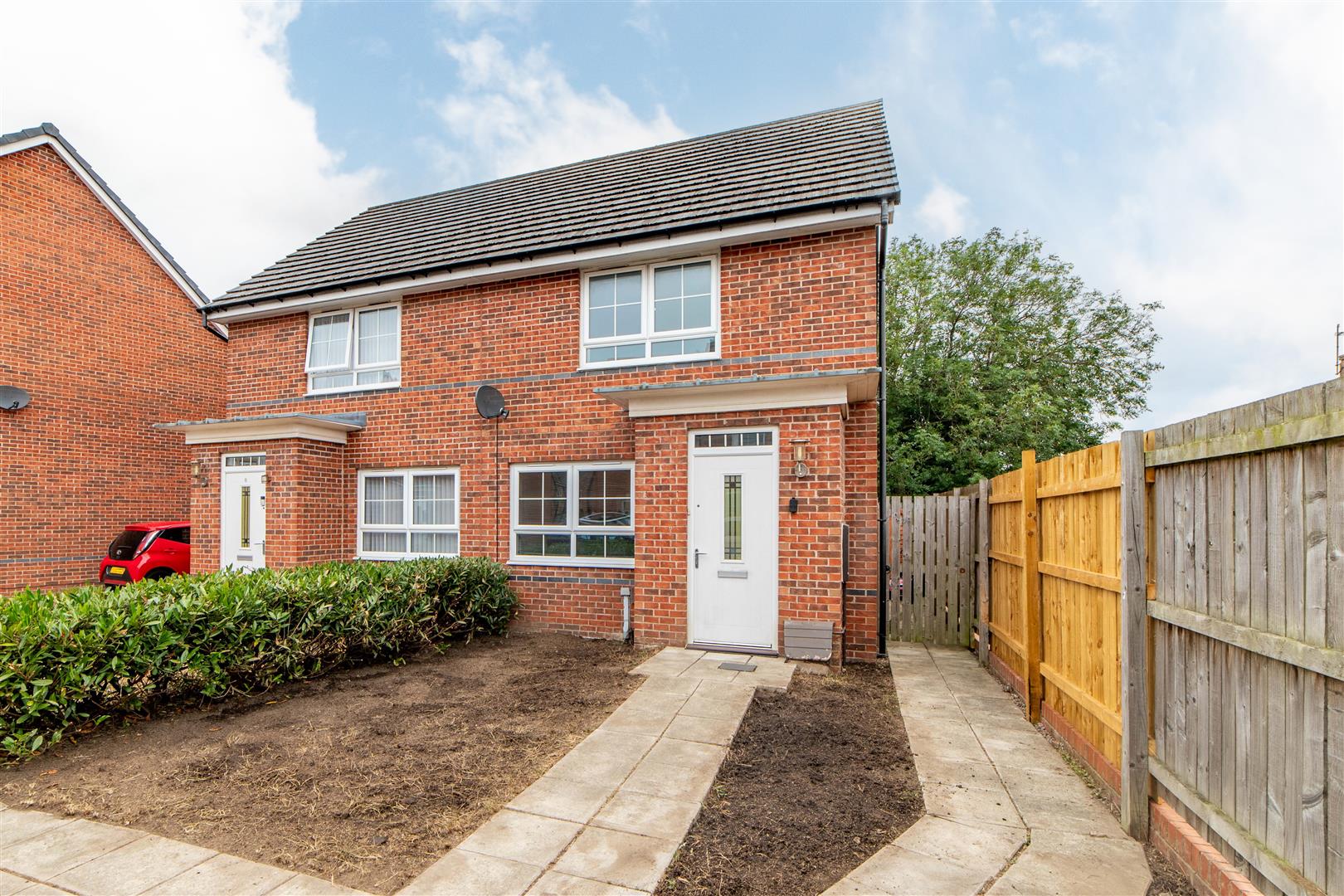 2 bedroom Semi-detached house To Let