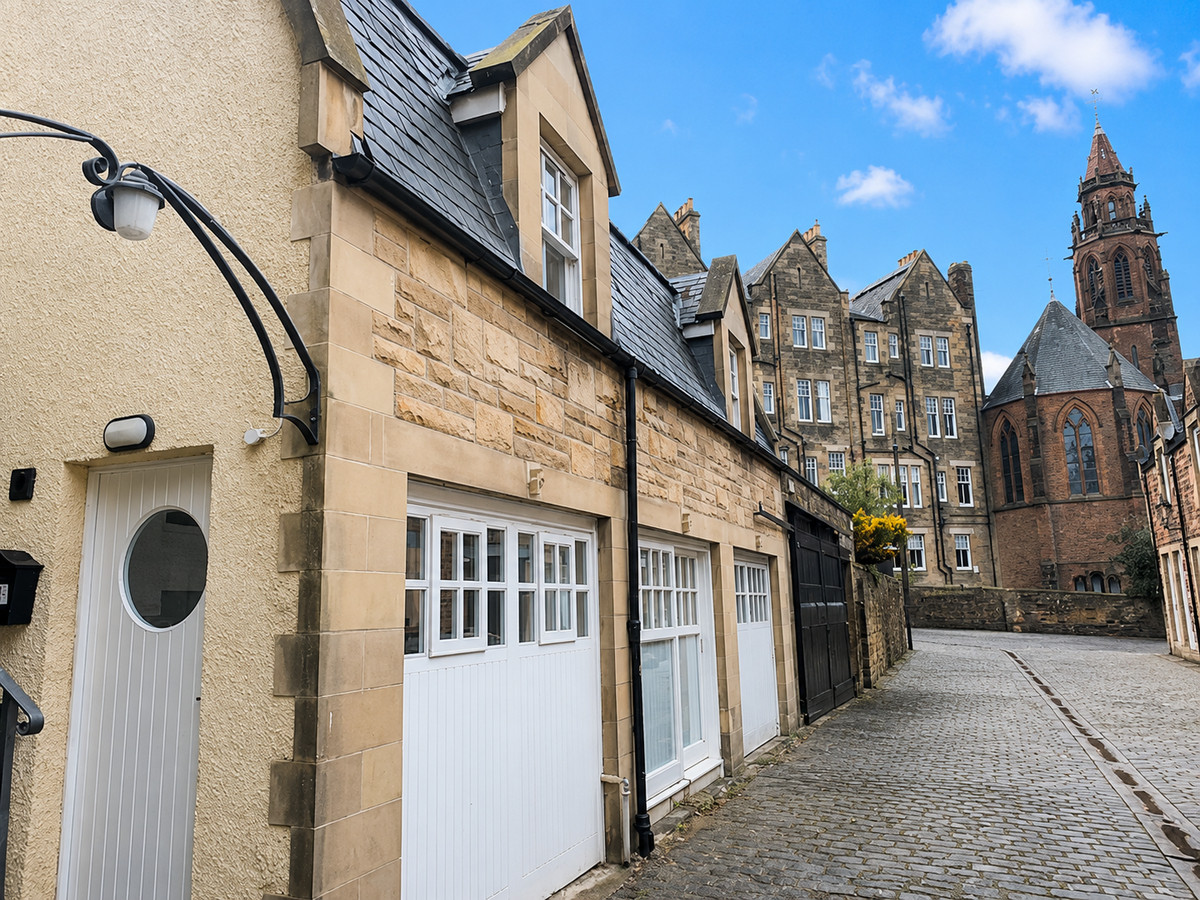 1 bedroom Mews house To Let