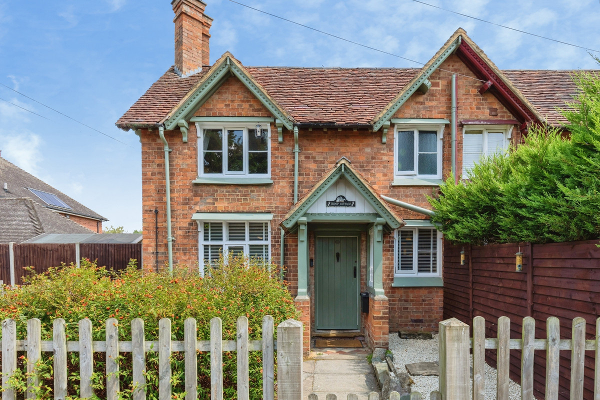 2 bedroom Cottage For Sale