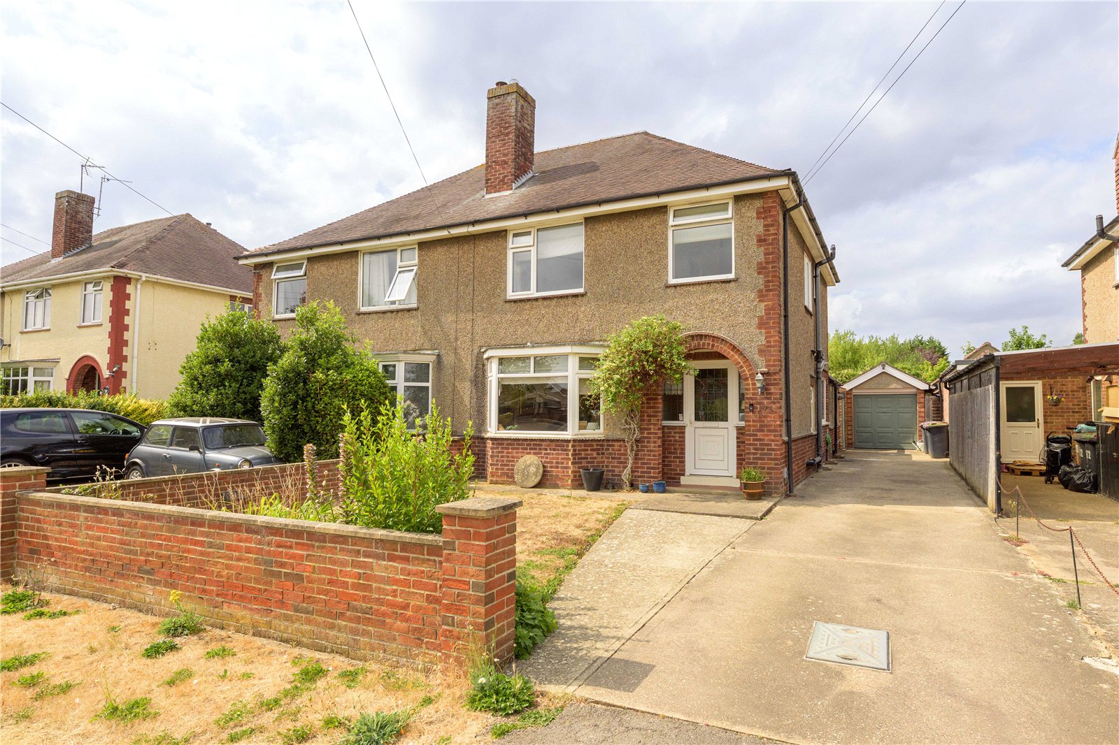 3 bedroom Semi-detached house Under Offer