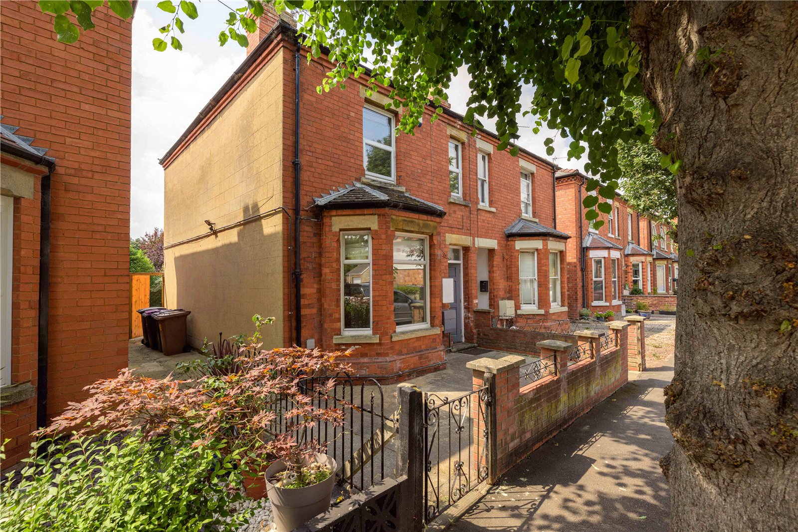 3 bedroom Semi-detached house Under Offer