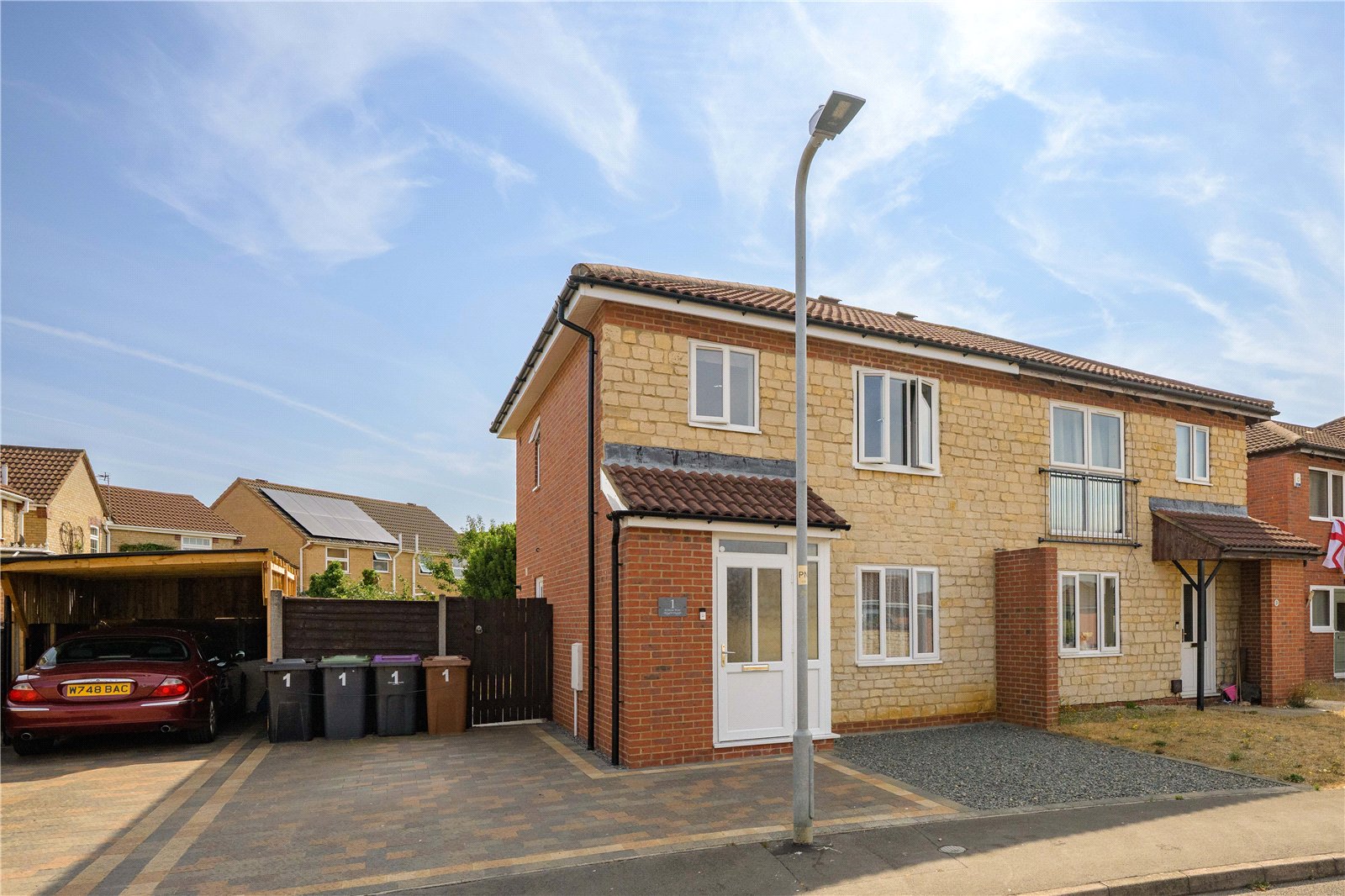 3 bedroom Semi-detached house Under Offer