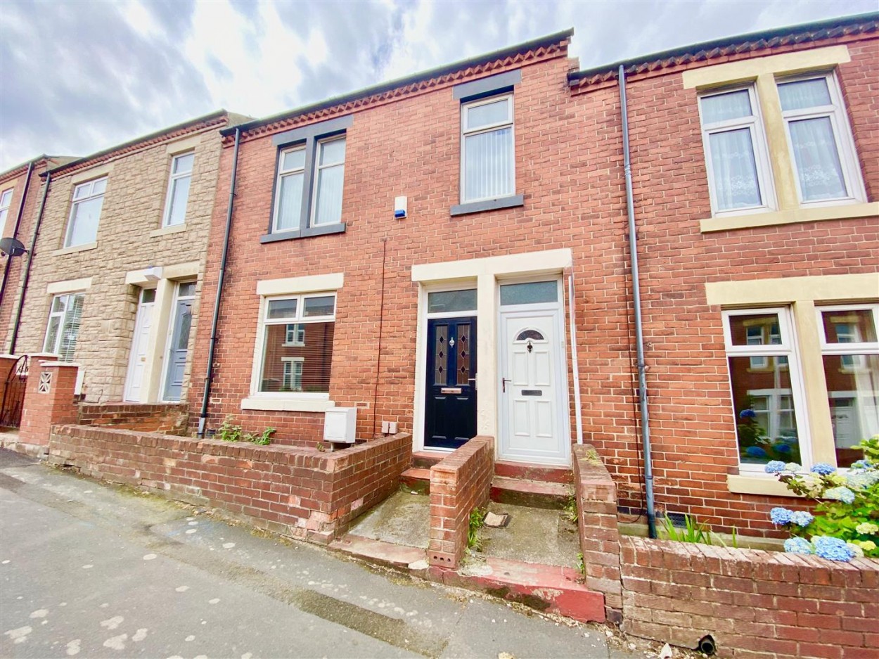 3 bedroom Flat To Let