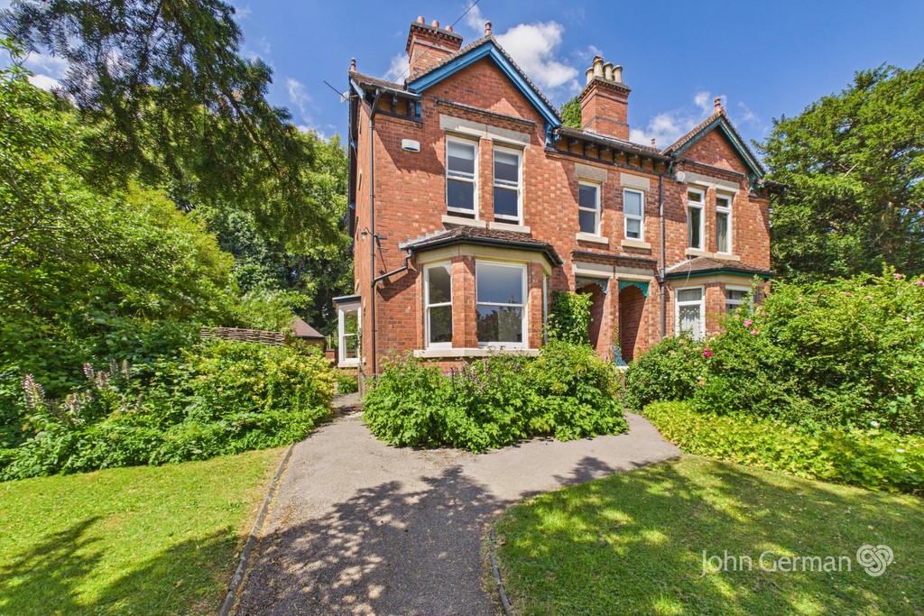 5 bedroom Semi-detached house For Sale