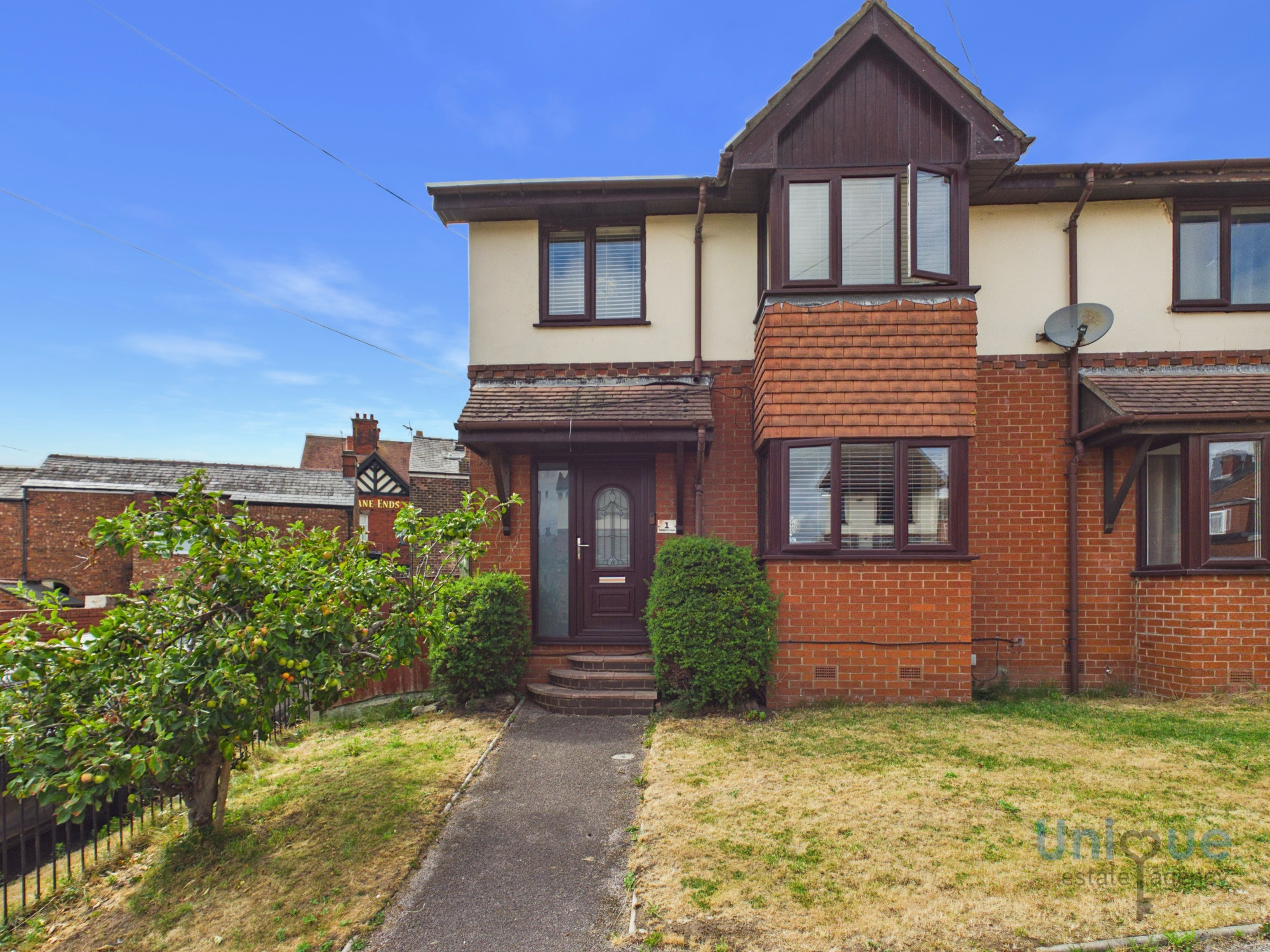 3 bedroom Semi-detached house Under Offer
