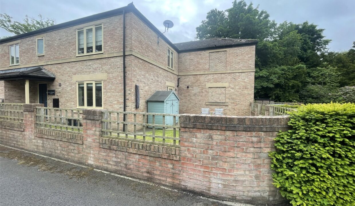 2 bedroom Detached house For Sale