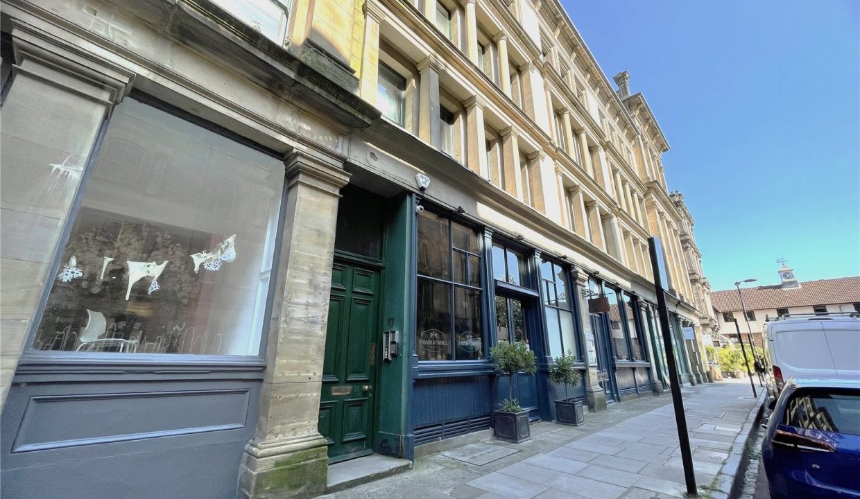5 bedroom Apartment To Let