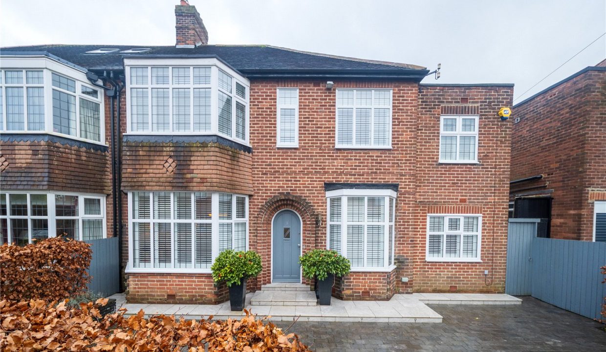  Semi-detached house To Let