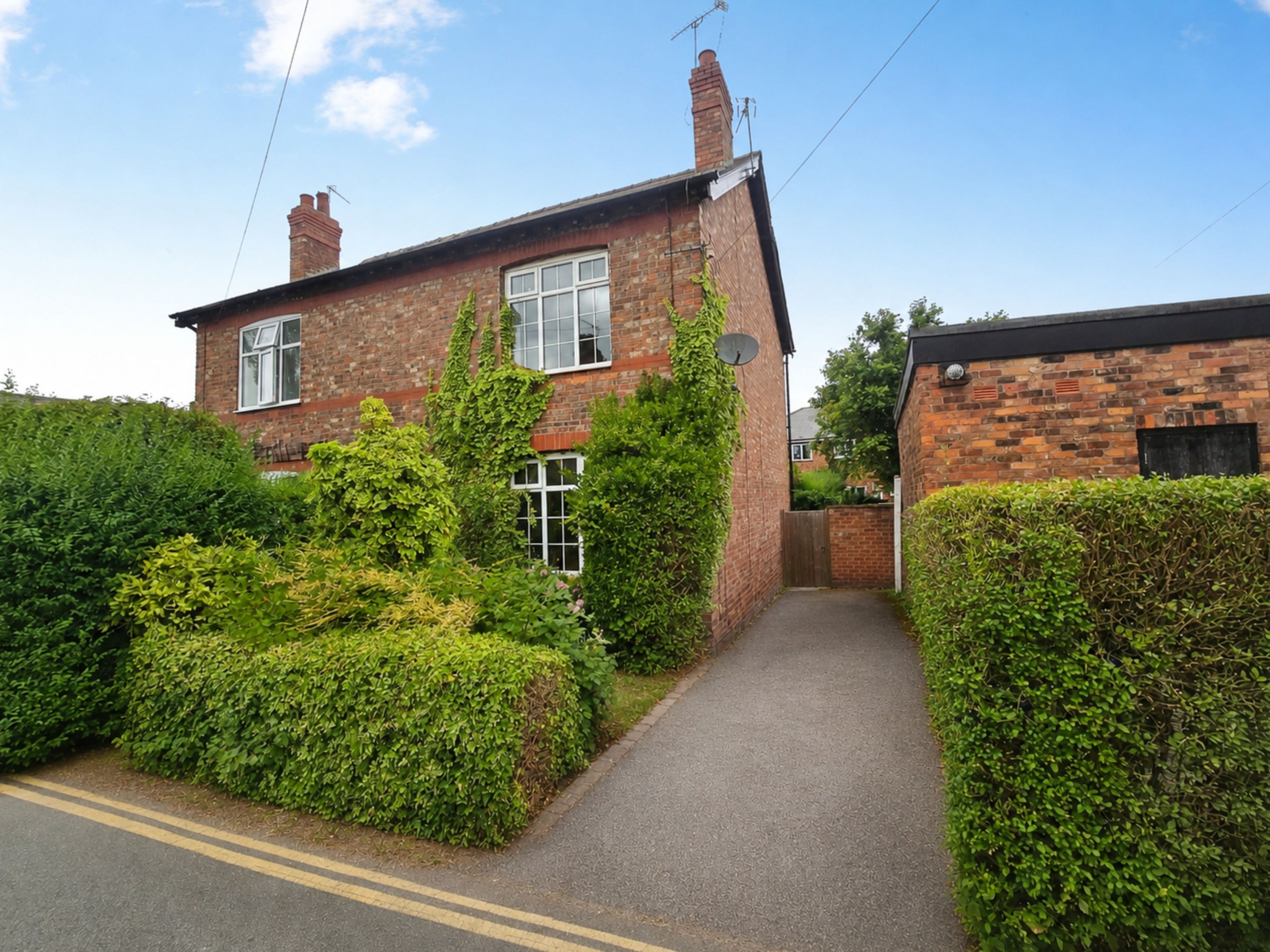 2 bedroom Semi-detached house To Let