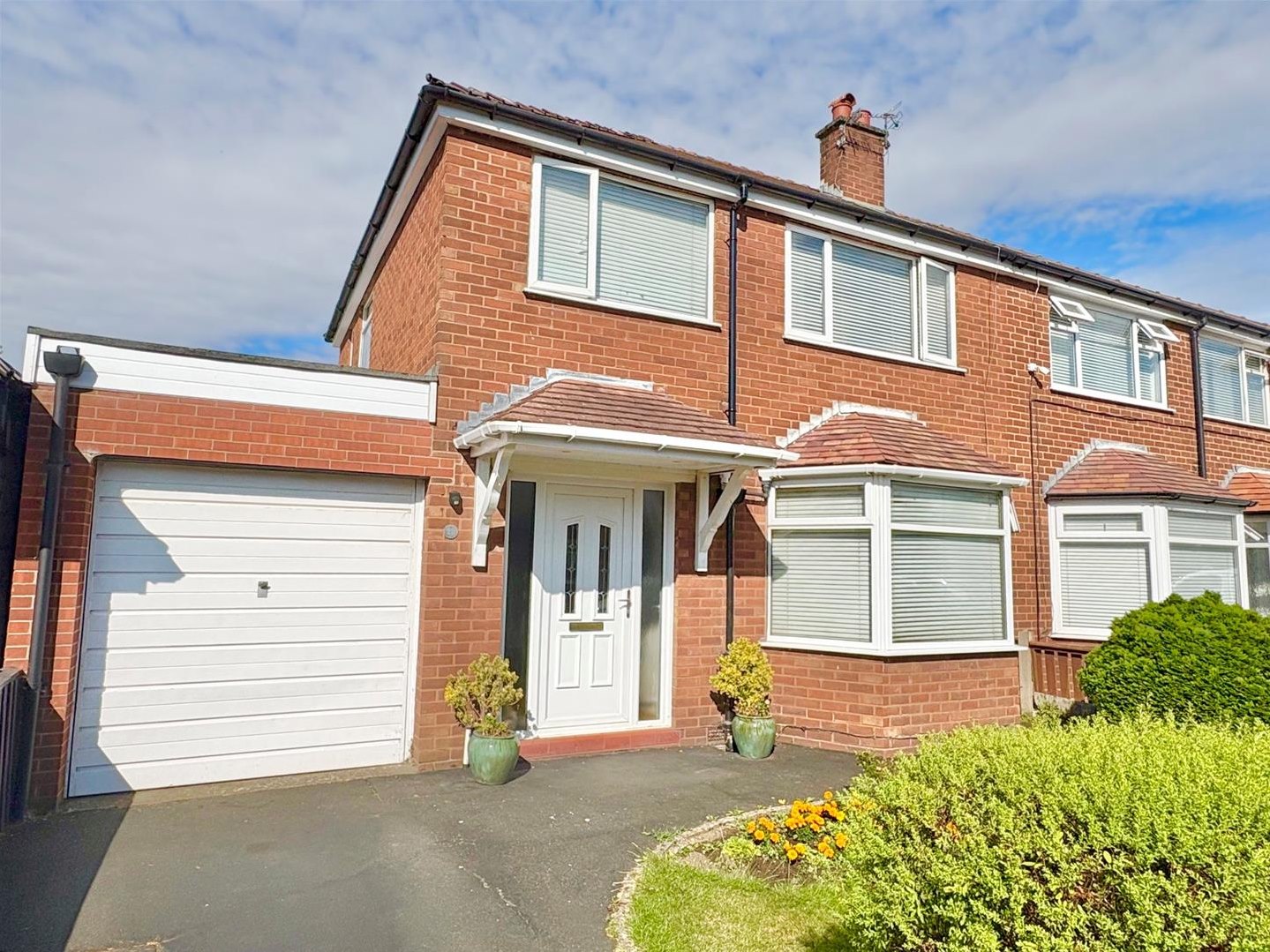 3 bedroom Semi-detached house Under Offer