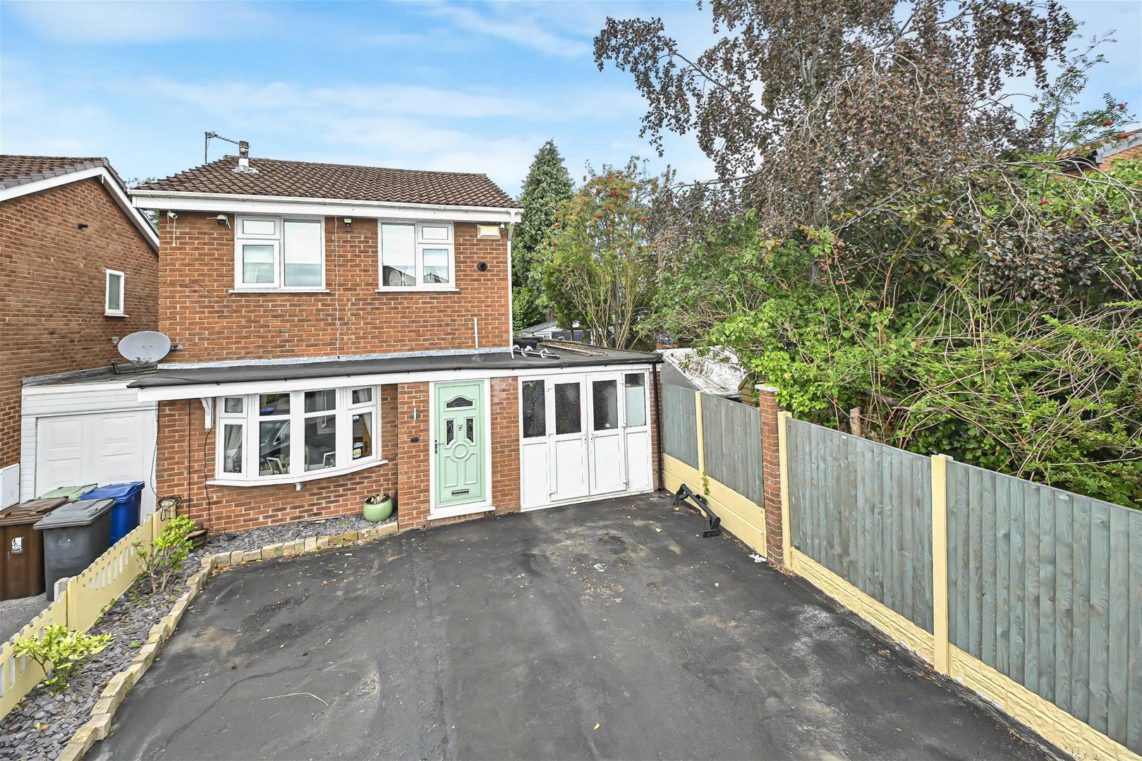3 bedroom Detached house For Sale