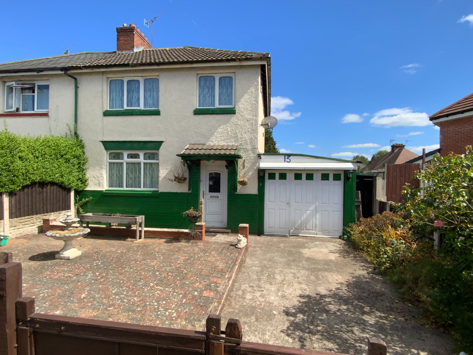 3 bedroom Semi-detached house Under Offer