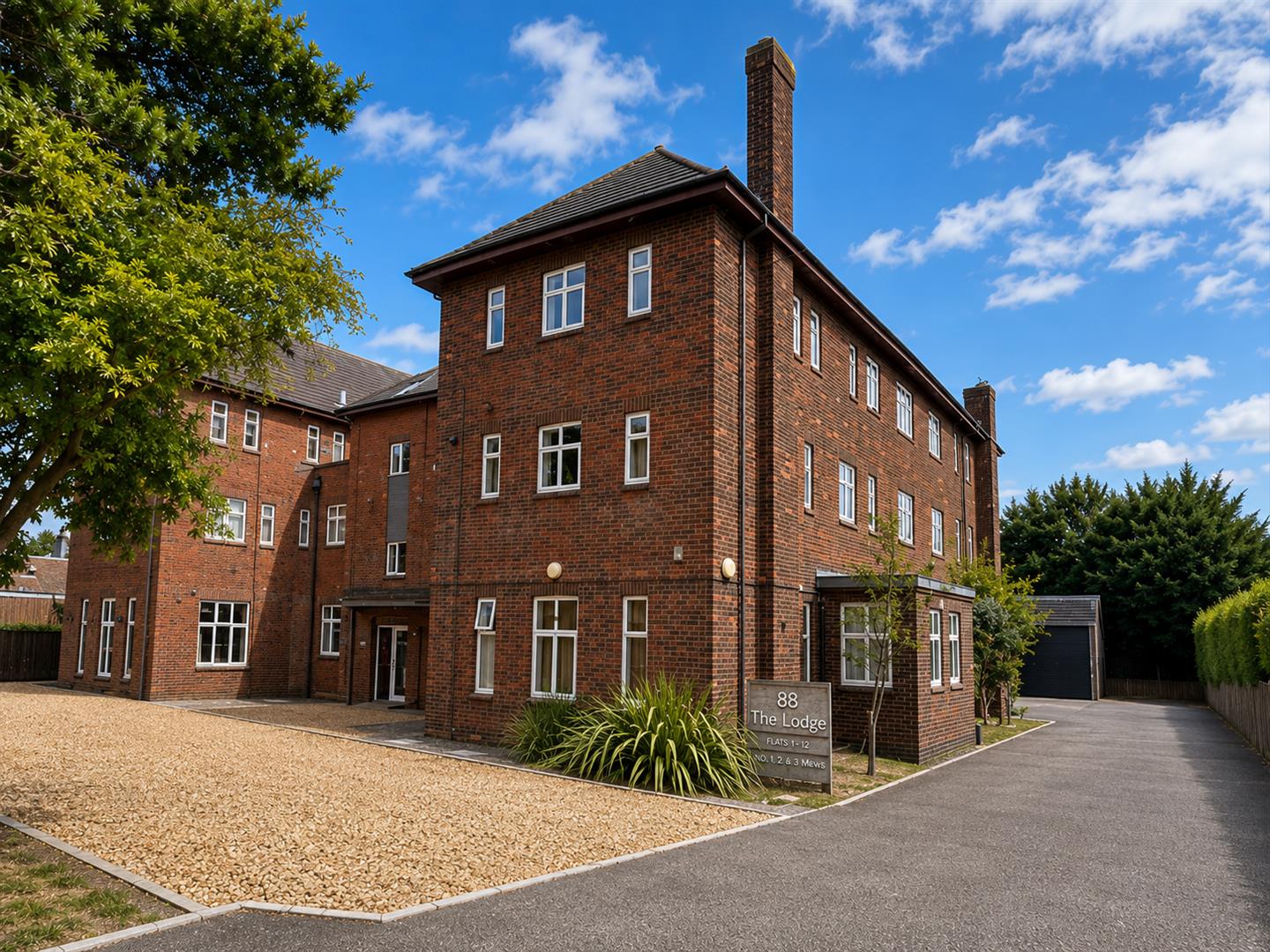 2 bedroom Flat For Sale