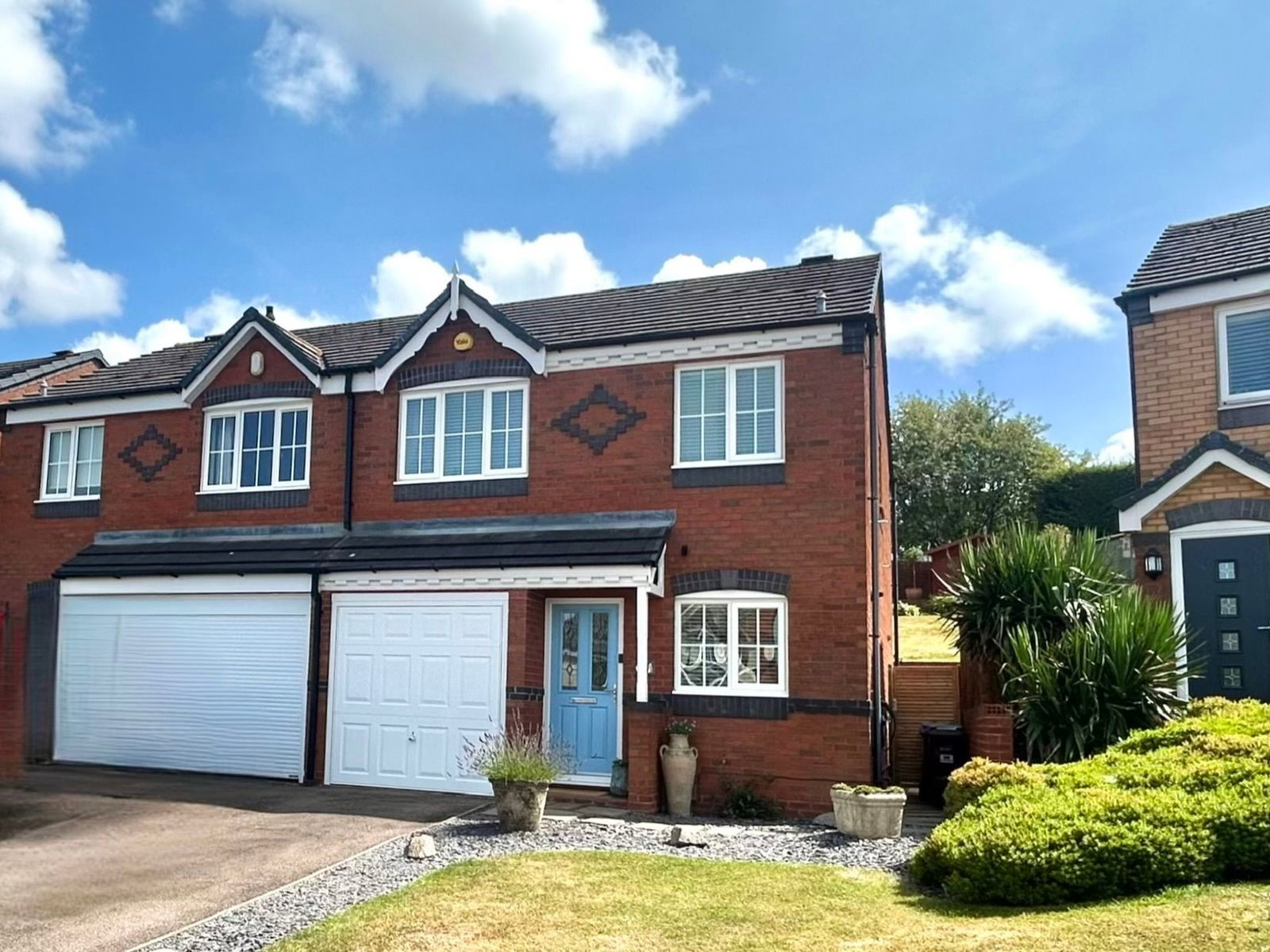 3 bedroom Semi-detached house Under Offer