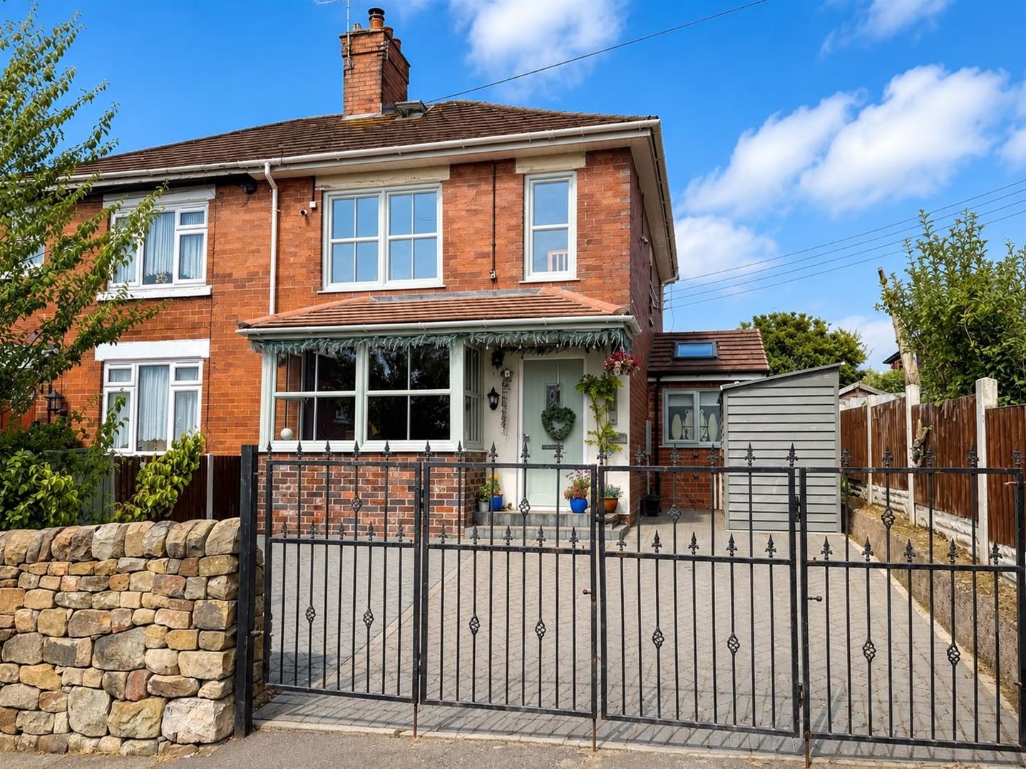 4 bedroom Semi-detached house Under Offer