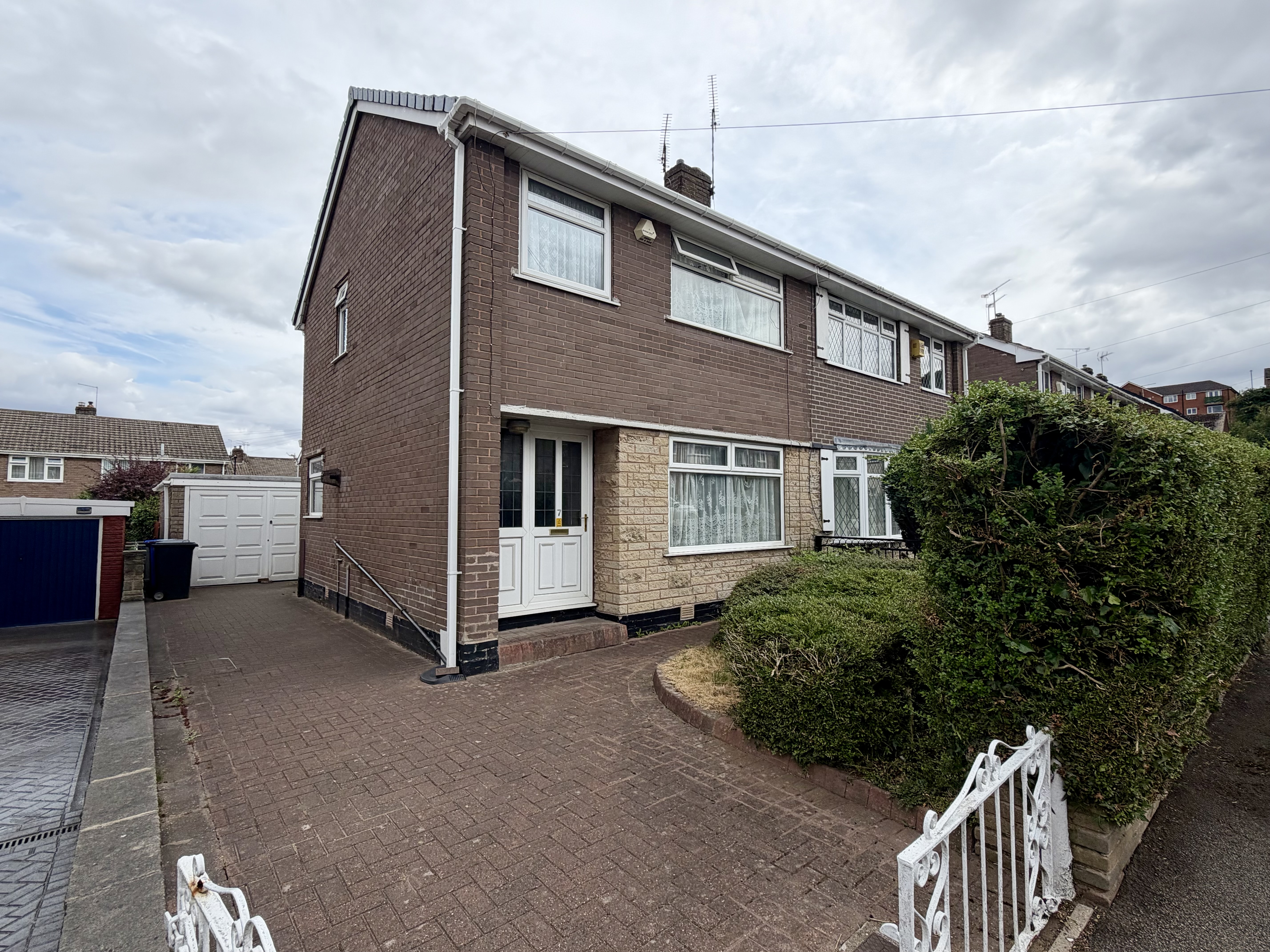 3 bedroom Semi-detached house For Sale