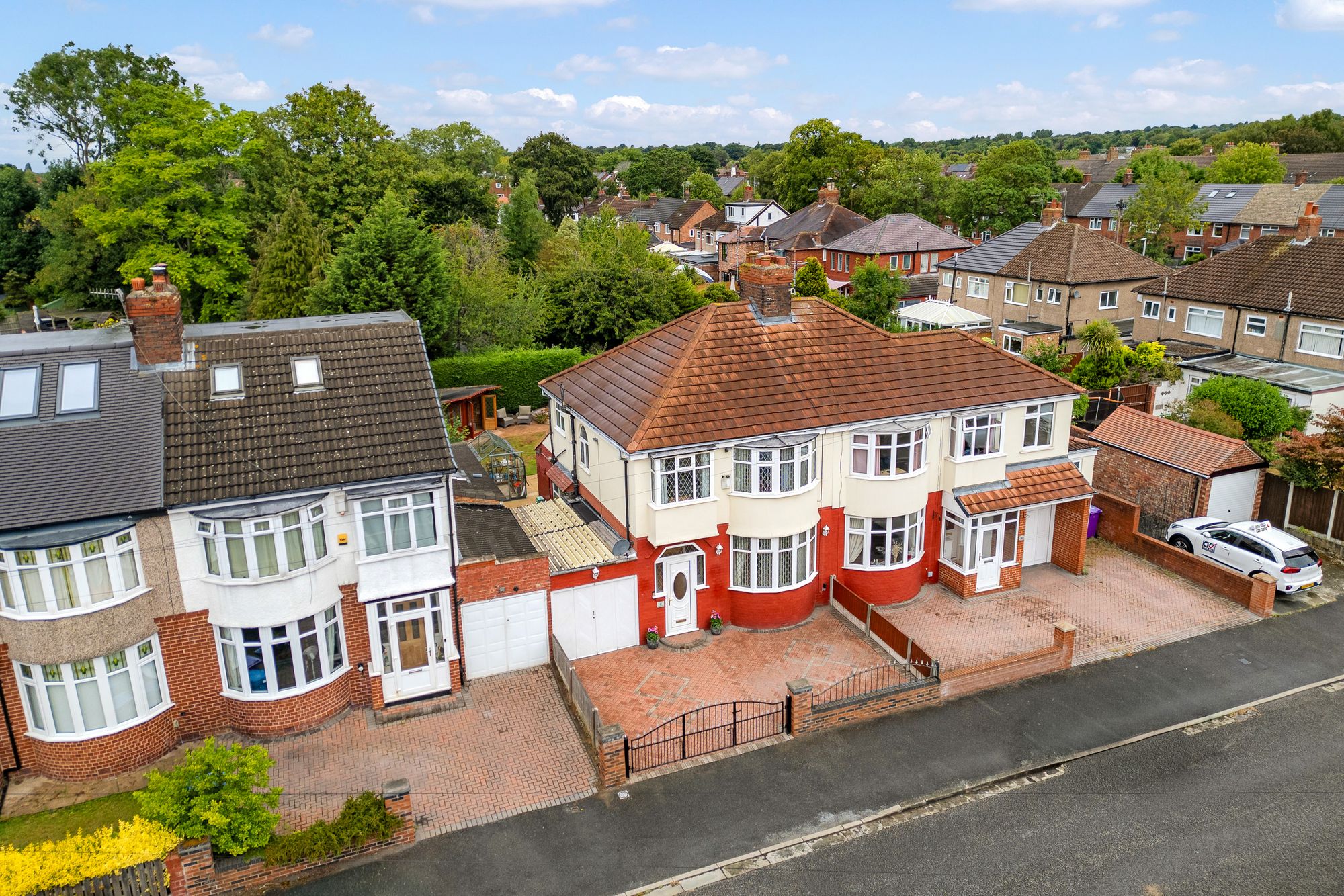 3 bedroom Semi-detached house Under Offer