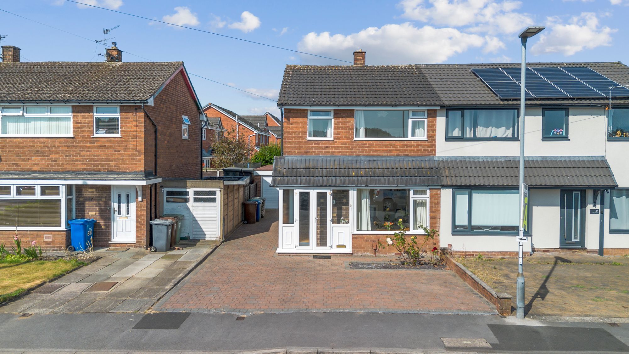 3 bedroom Semi-detached house Under Offer