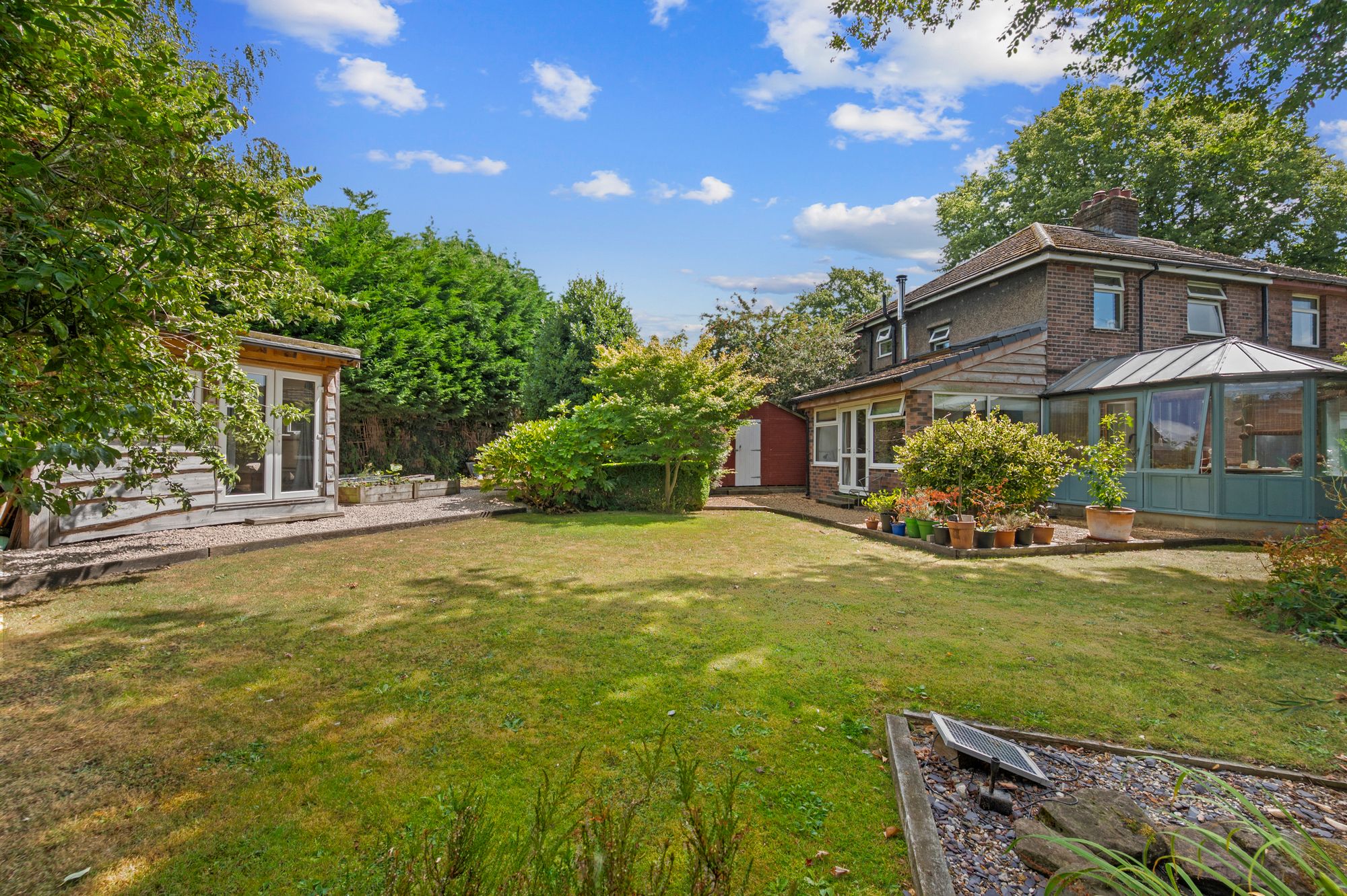 3 bedroom Semi-detached house Under Offer