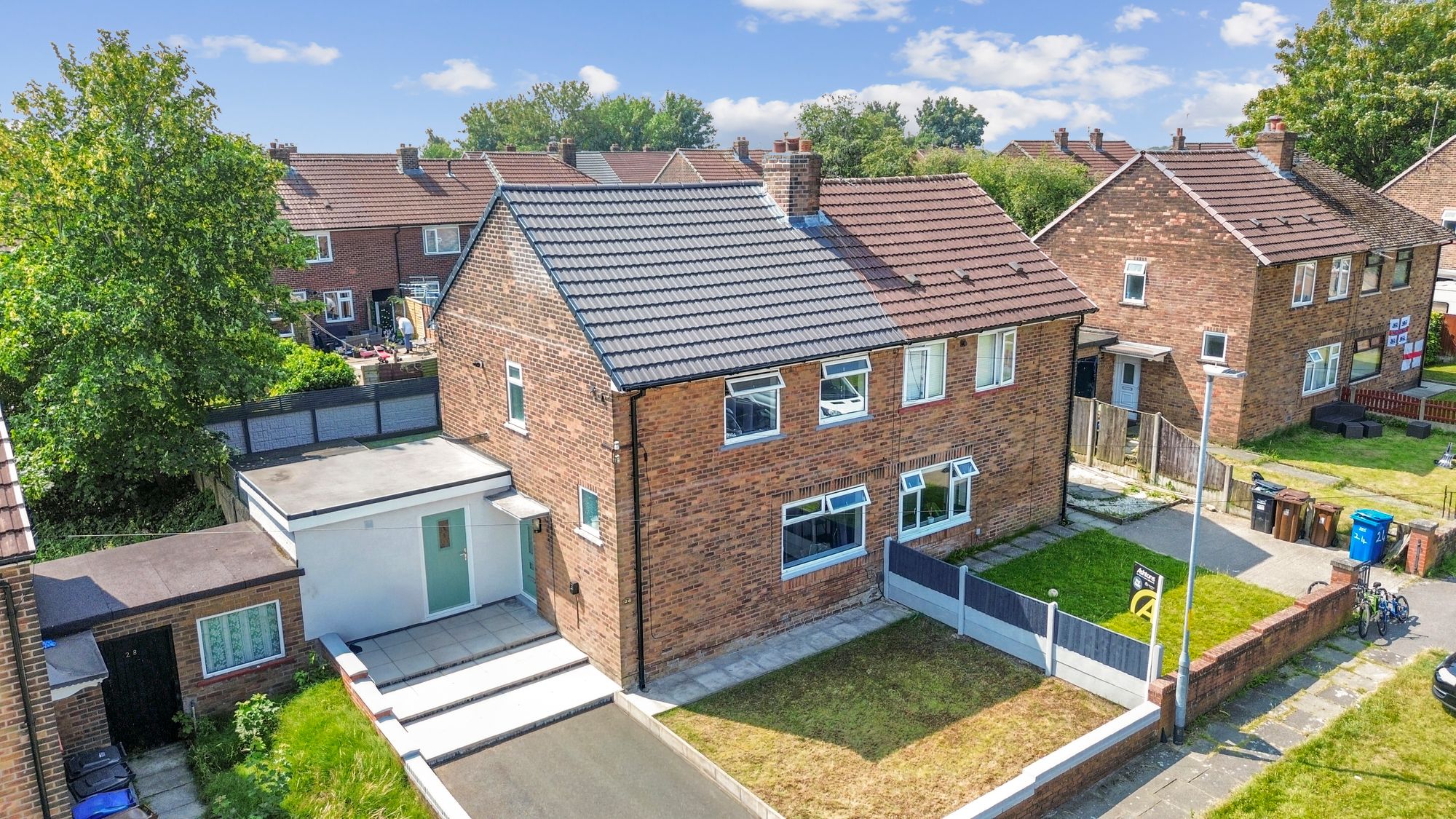 2 bedroom Semi-detached house Under Offer