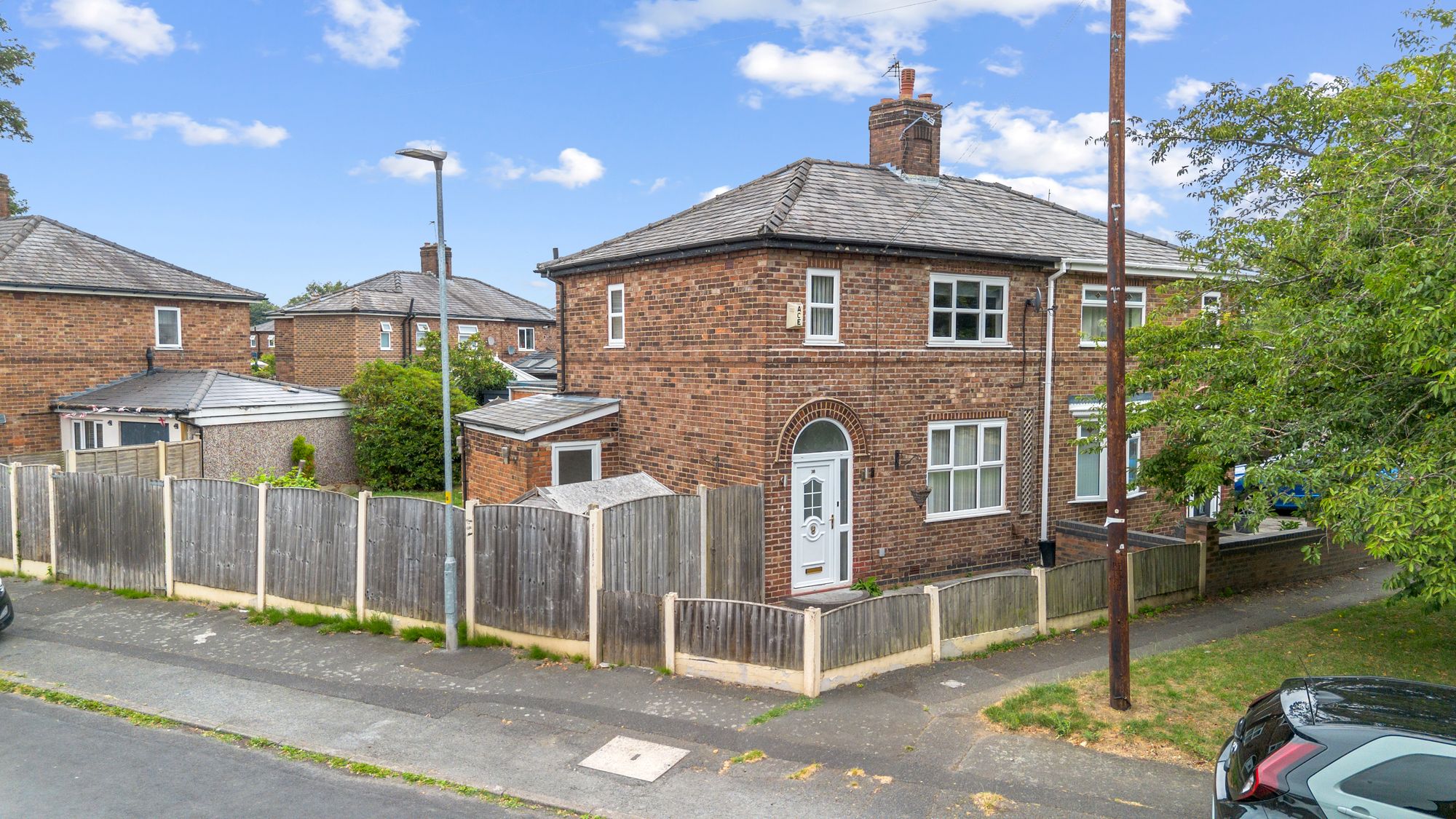 3 bedroom Semi-detached house Under Offer