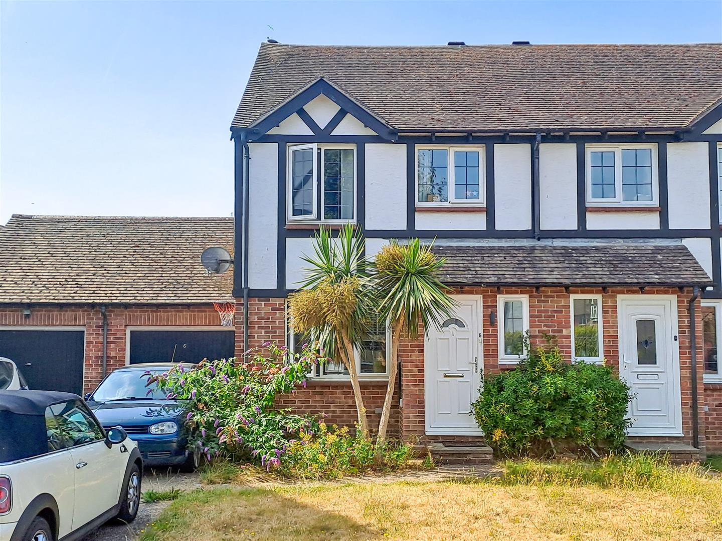 3 bedroom Semi-detached house Under Offer