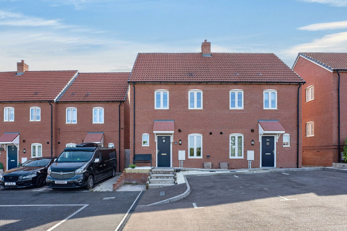 3 bedroom Semi-detached house For Sale