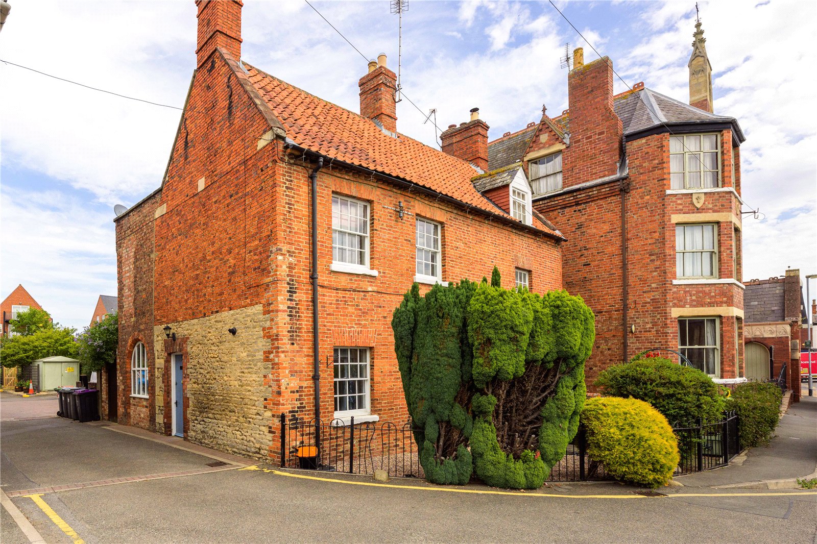 1 bedroom Semi-detached house Under Offer