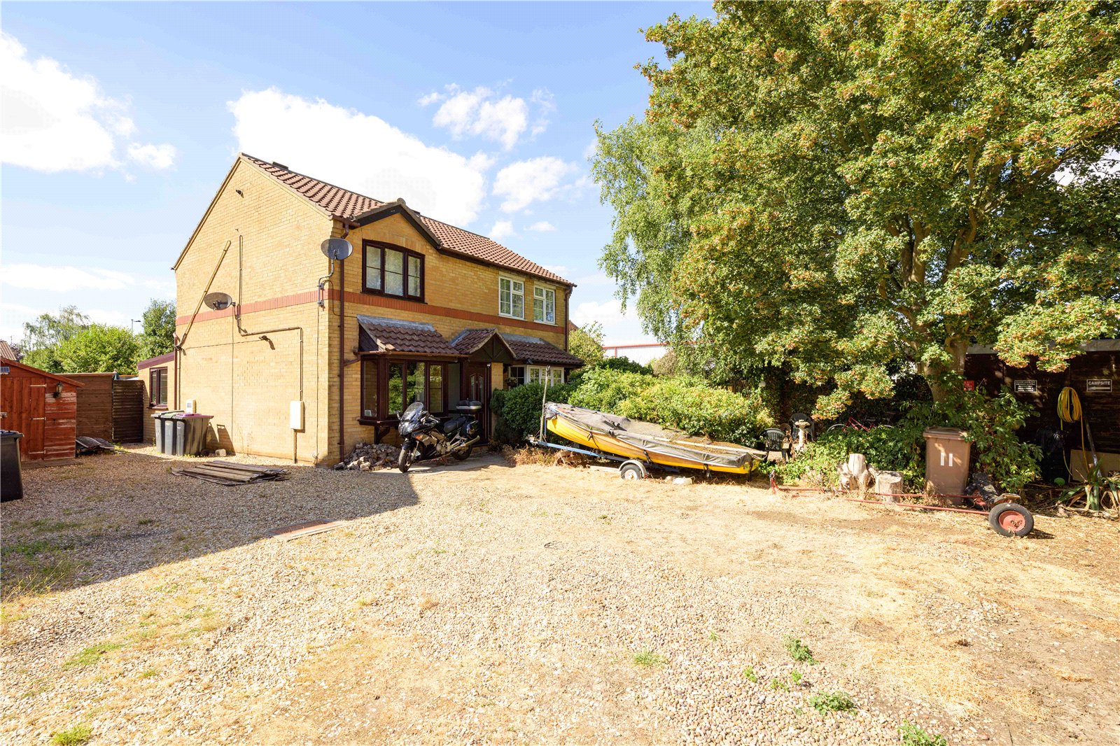 2 bedroom Semi-detached house Under Offer