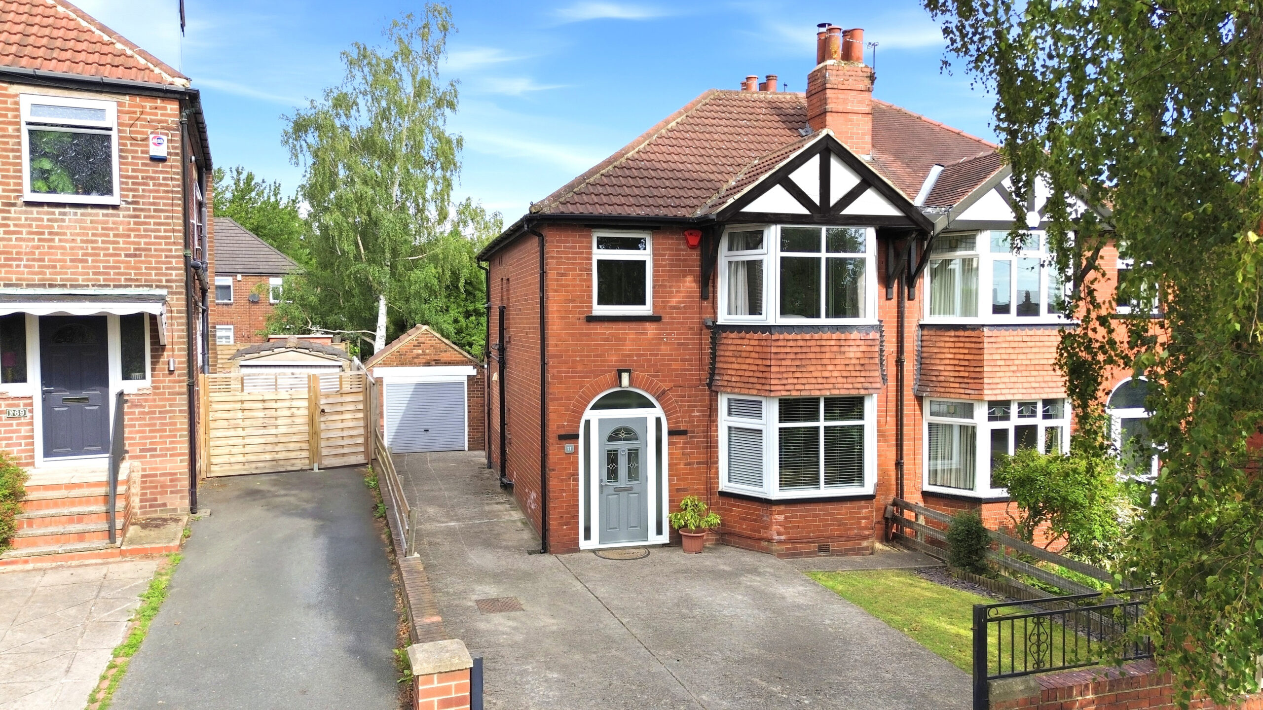 3 bedroom Semi-detached house Under Offer