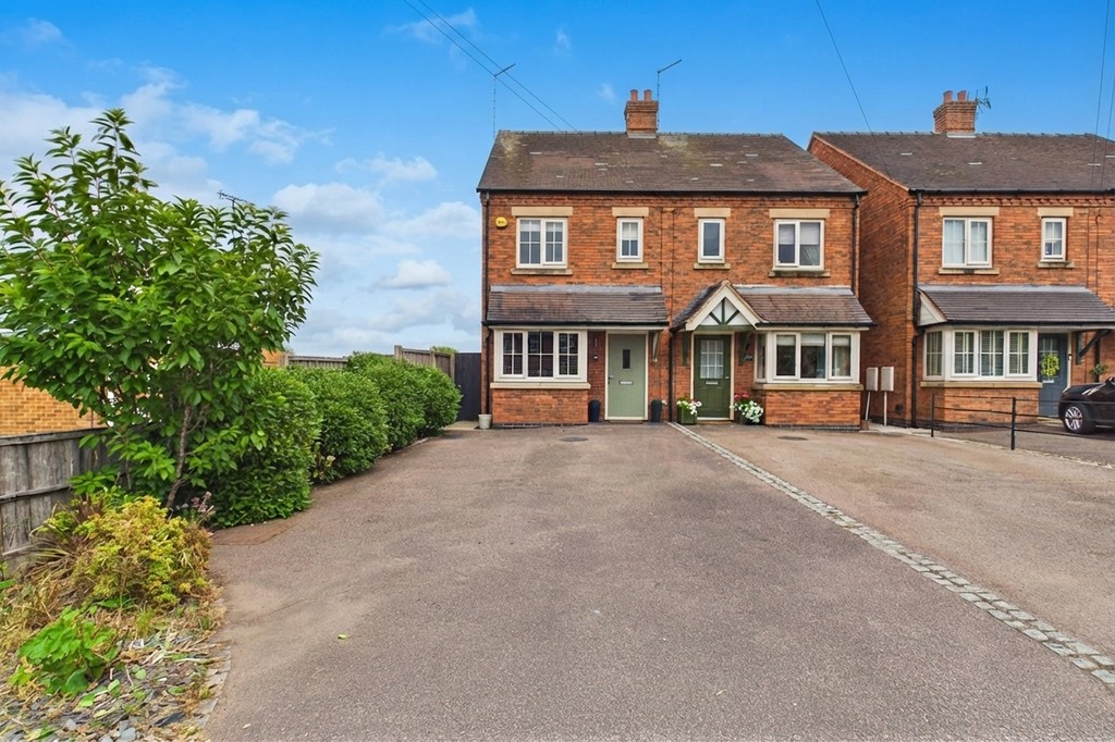 3 bedroom Semi-detached house For Sale