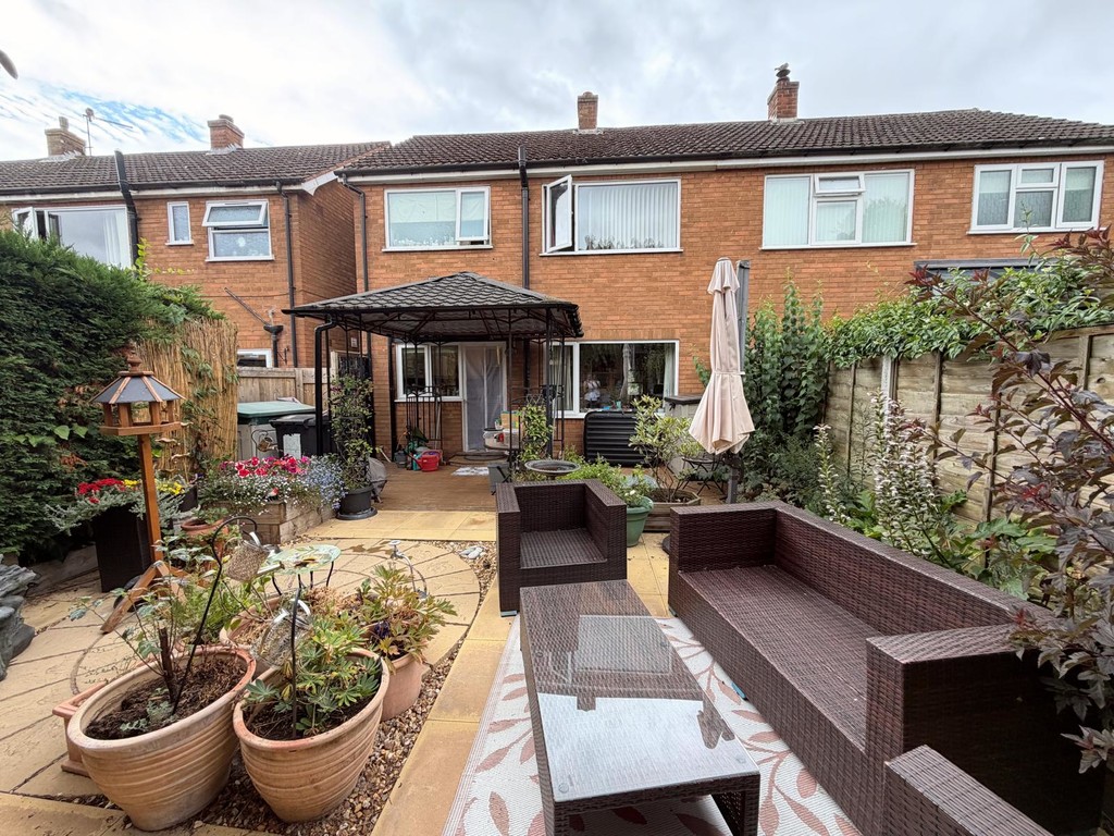 3 bedroom Semi-detached house To Let