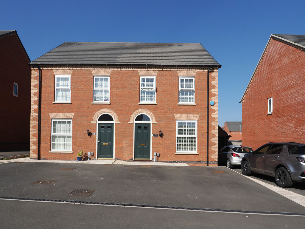 3 bedroom Semi-detached house To Let